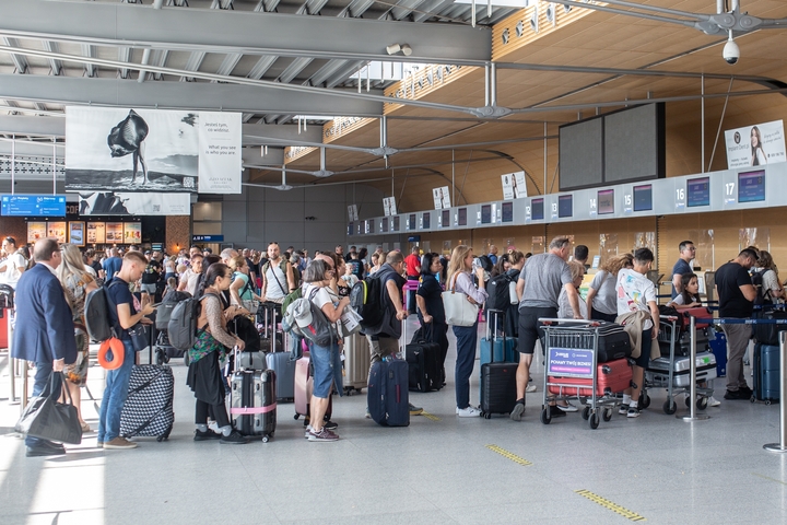 Za rok znacznie mniejsze kolejki na 3 dużych polskich lotniskach. „Pasażerowie odczują różnicę”