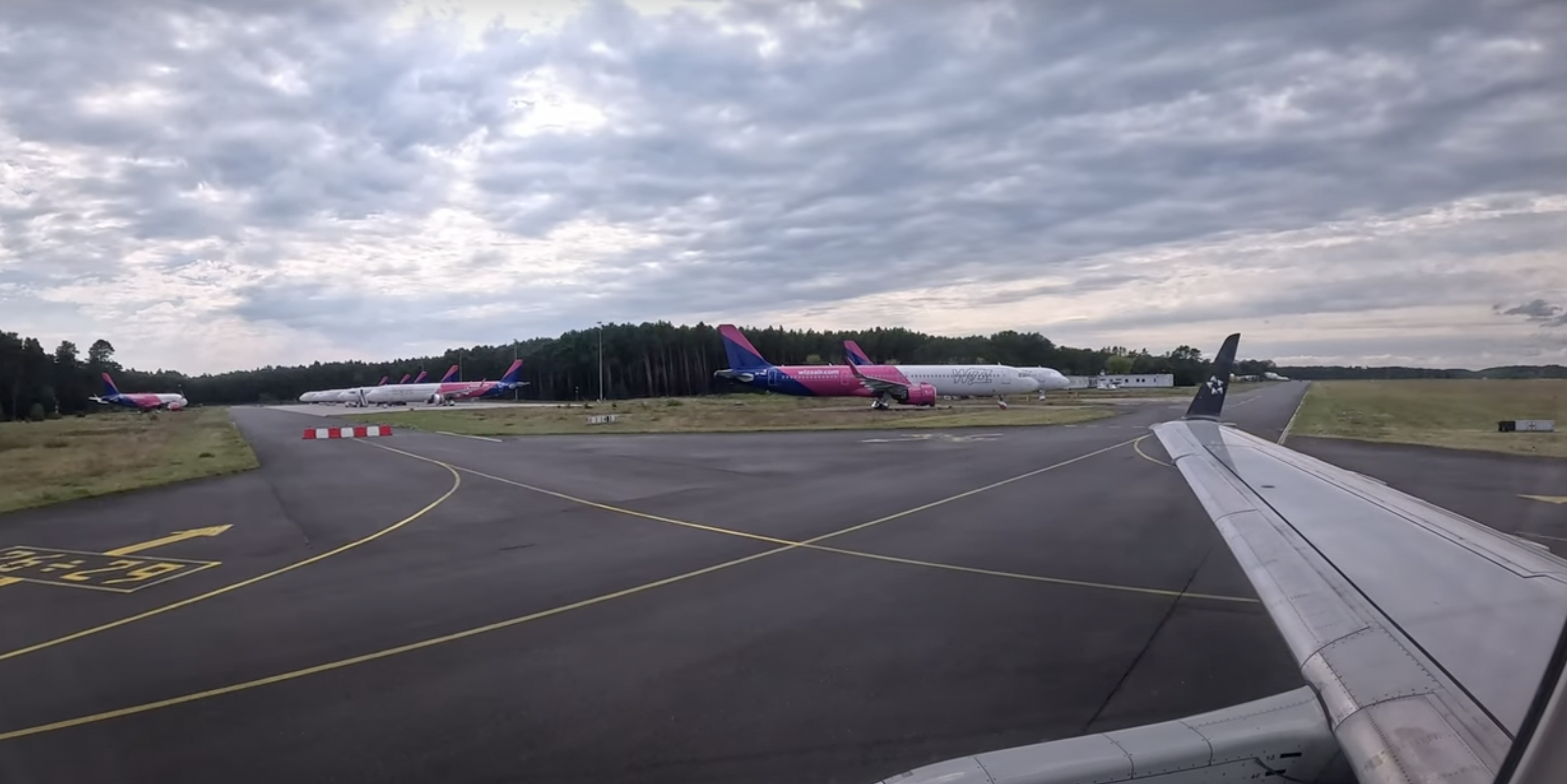 Musicie to zobaczyć! Tak wygląda polskie lotnisko, gdzie Wizz Air trzyma uziemione samoloty [WIDEO]