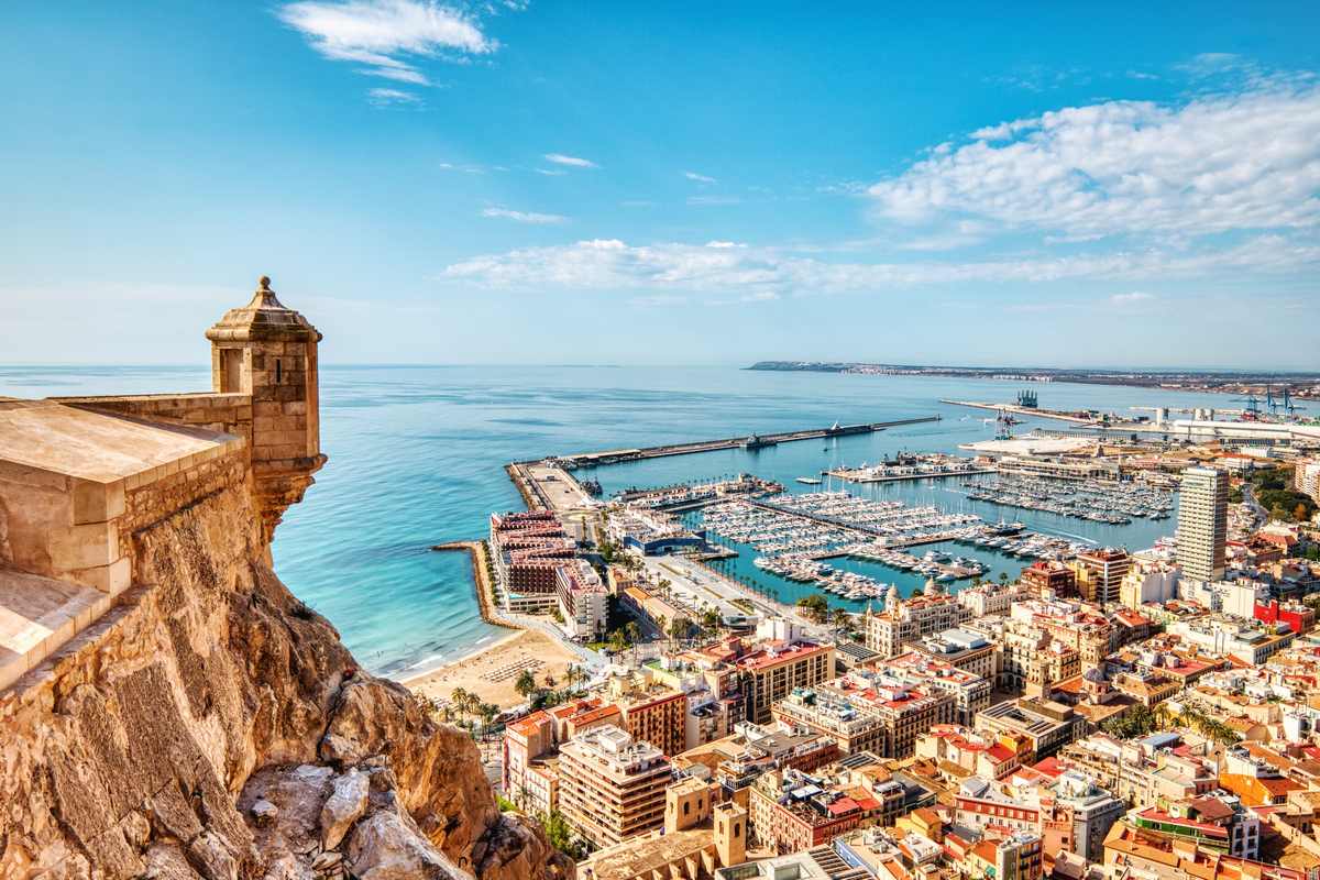 Relaks w Alicante za 542 PLN 🌤️😎 Loty i 3 noce w hotelu blisko plaży 🌊👣