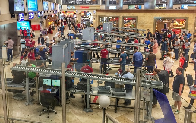 Nowy trend na TikToku doprowadza pasażerów do szału. Wywołuje chaos i kolejki na lotniskach