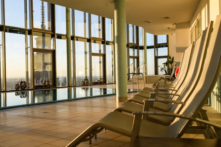 Luksus w Warszawie: noclegi w 5* hotelu InterContinental z basenem na 44 piętrze od 400 PLN/pokój