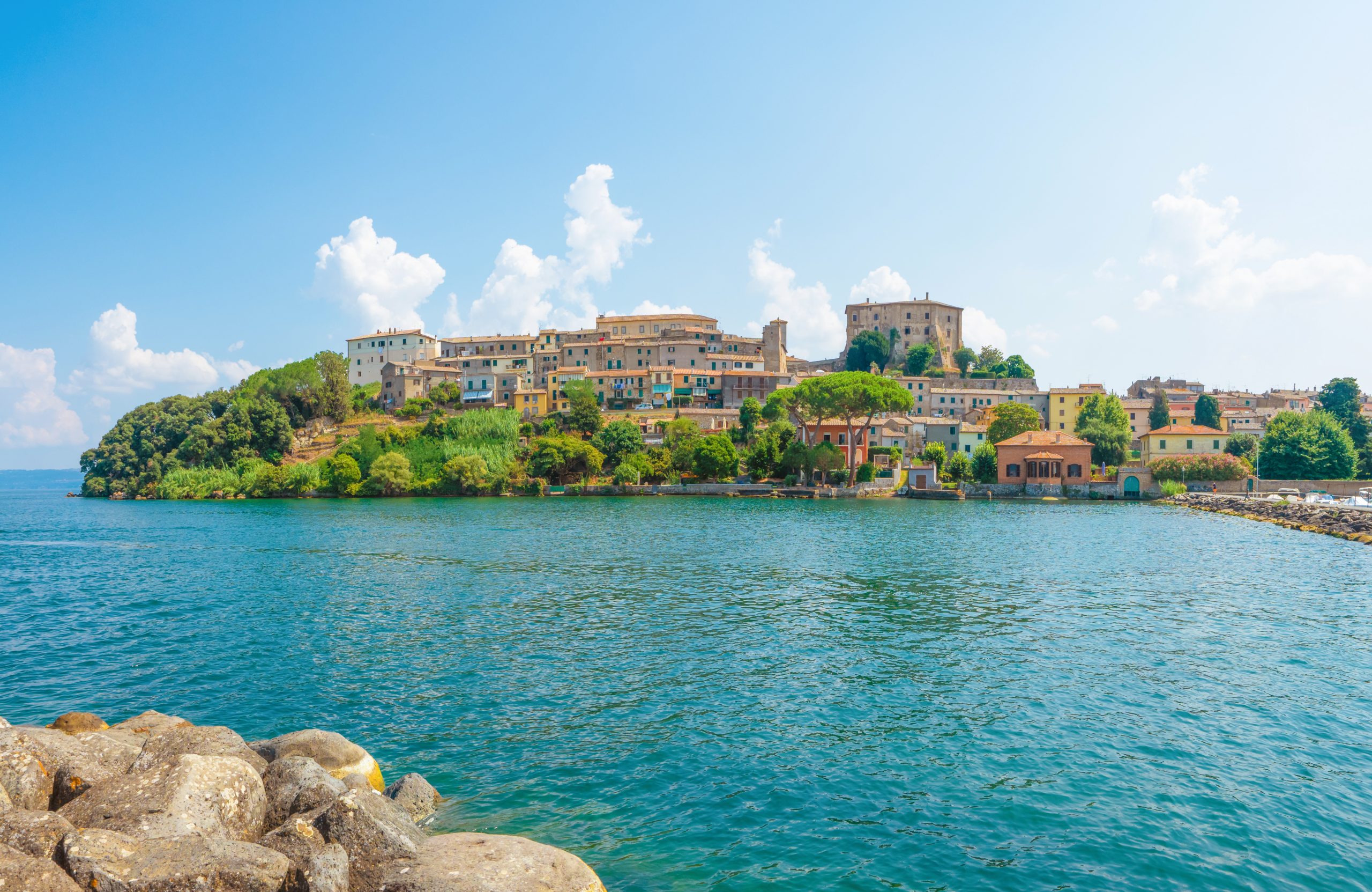Wycieczka nad jezioro Bolsena za 654 PLN. Loty z Katowic, auto i 3 noclegi