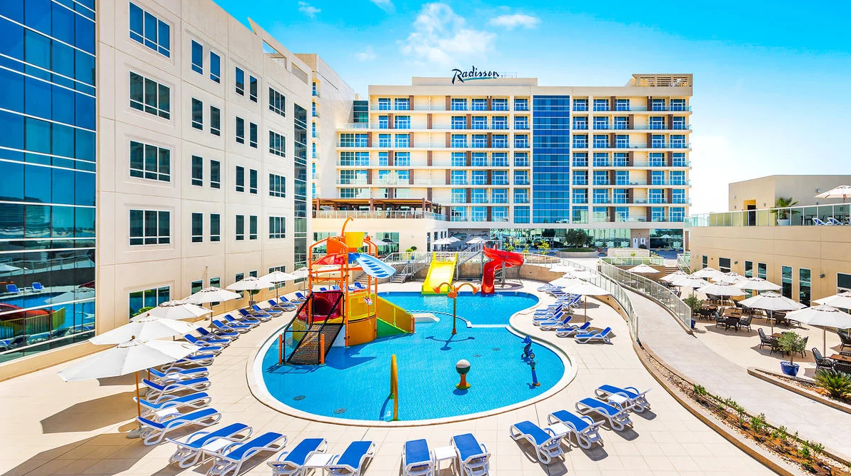 Tydzień nad Zatoką Perską w 4* hotelu Radisson z wyżywieniem za 2999 PLN. Wyloty z Krakowa