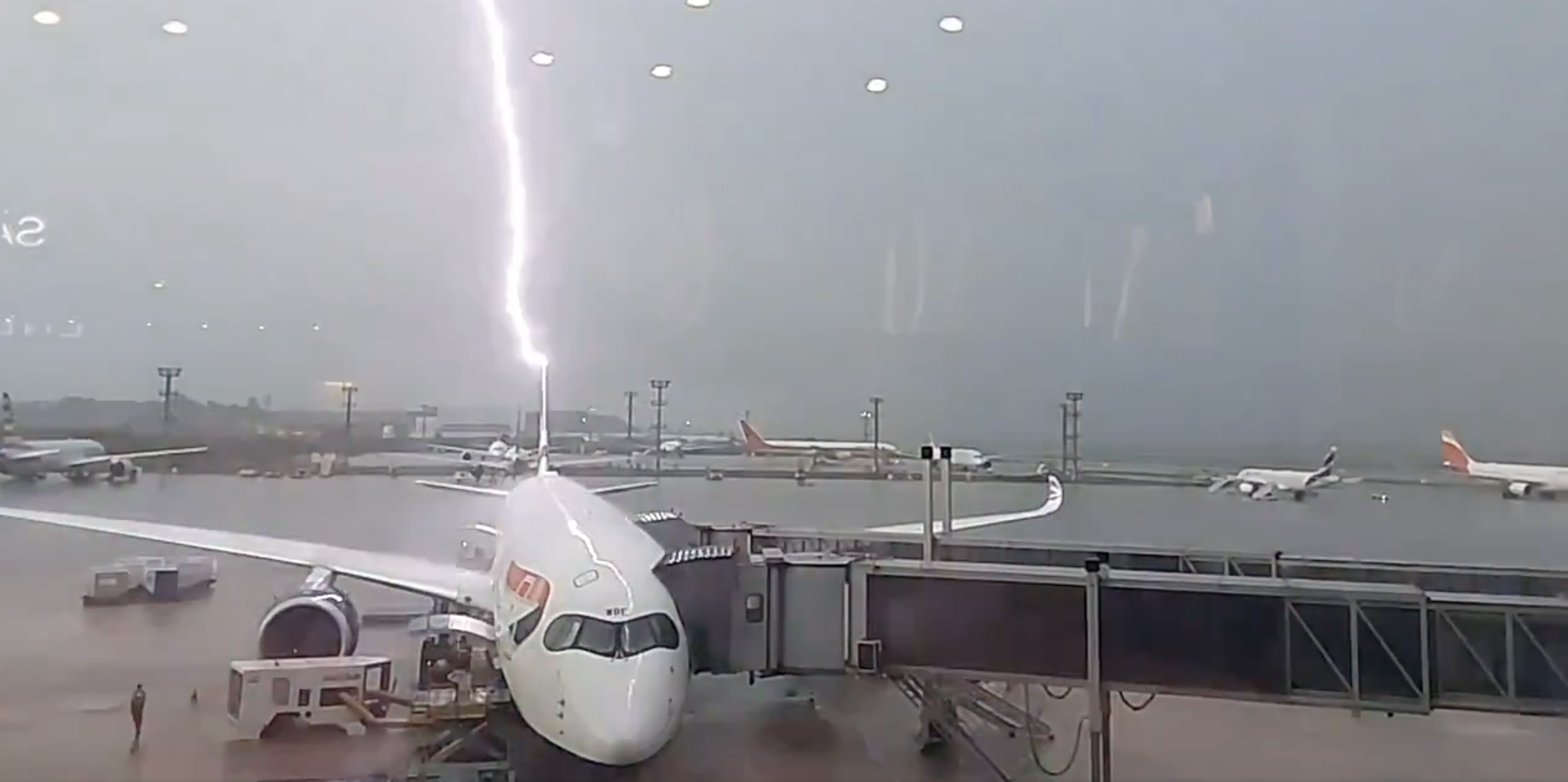 Piorun uderzył w samolot British Airways tuż przed startem z lotniska. Wszystko nagrał pasażer [WIDEO]