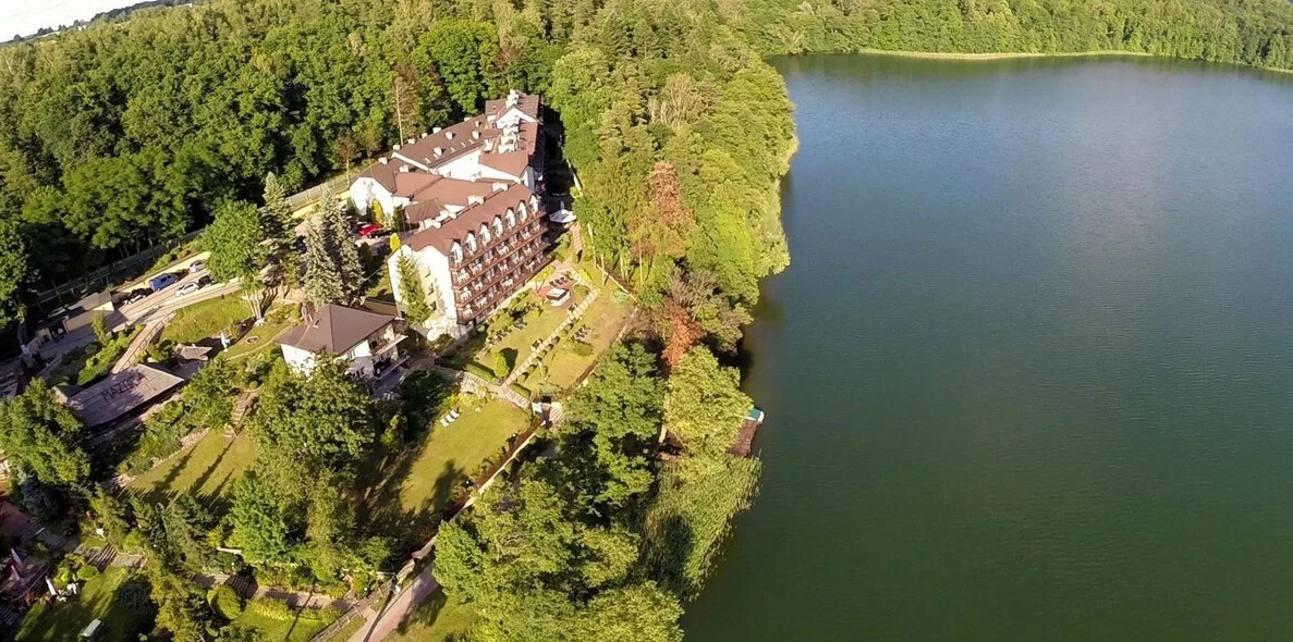 Odkryj Krainę Tysiąca Jezior ⛵ Malowniczo położony hotel ze strefą spa & wellness 💙