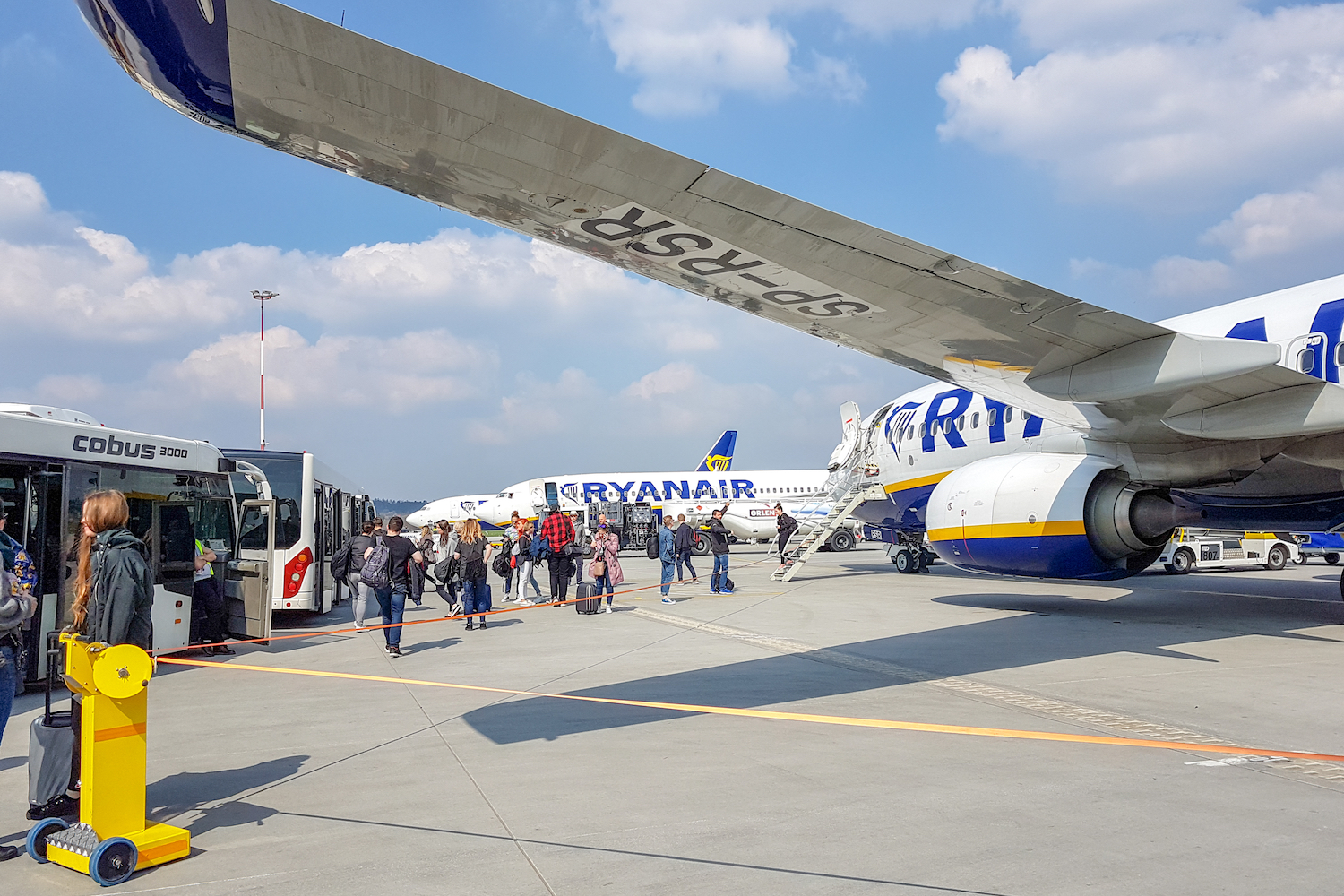 Pasażerka Ryanaira musiała dopłacić 250 zł za większy bagaż podręczny, bo zabrała ze sobą… butelkę z wodą