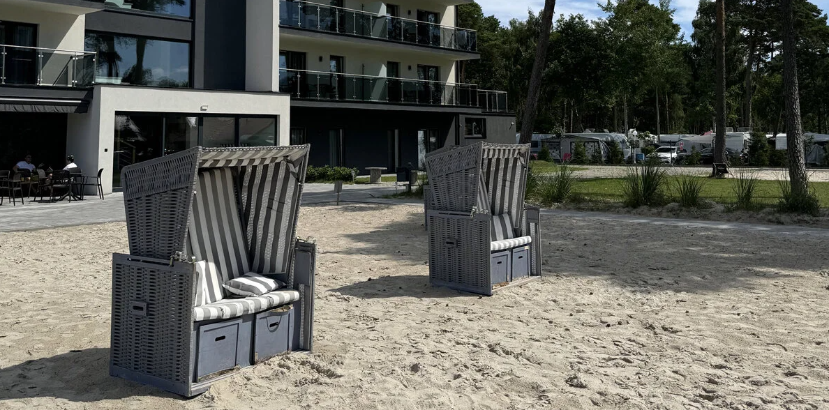 100 metrów od bałtyckiej plaży 🌊 Noclegi w Łebie pośród sosnowego lasu 🌳