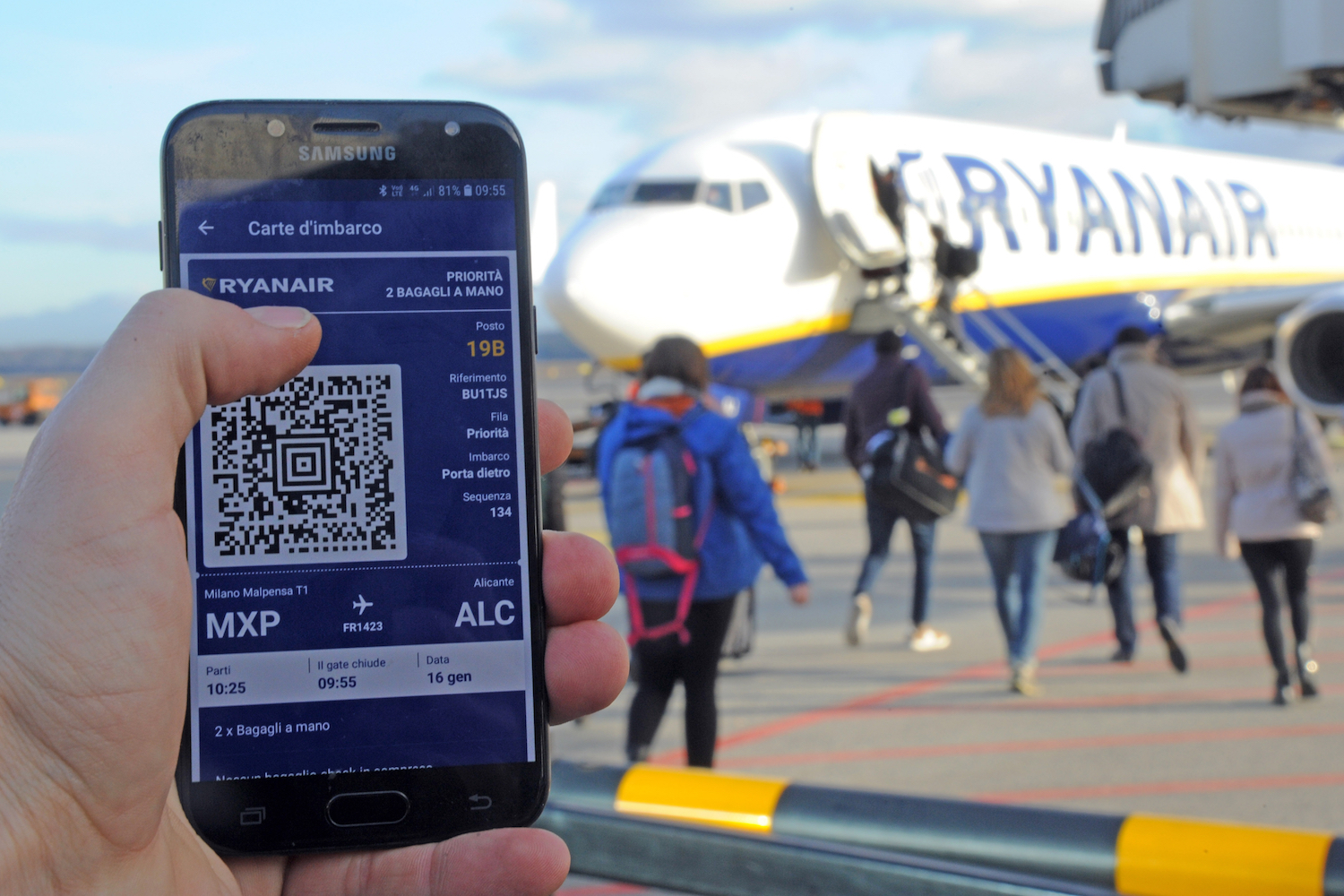 Ryanair zrezygnuje z opłat za odprawę na lotnisku. Ale papierowe karty pokładowe znikną pół roku później niż planowali