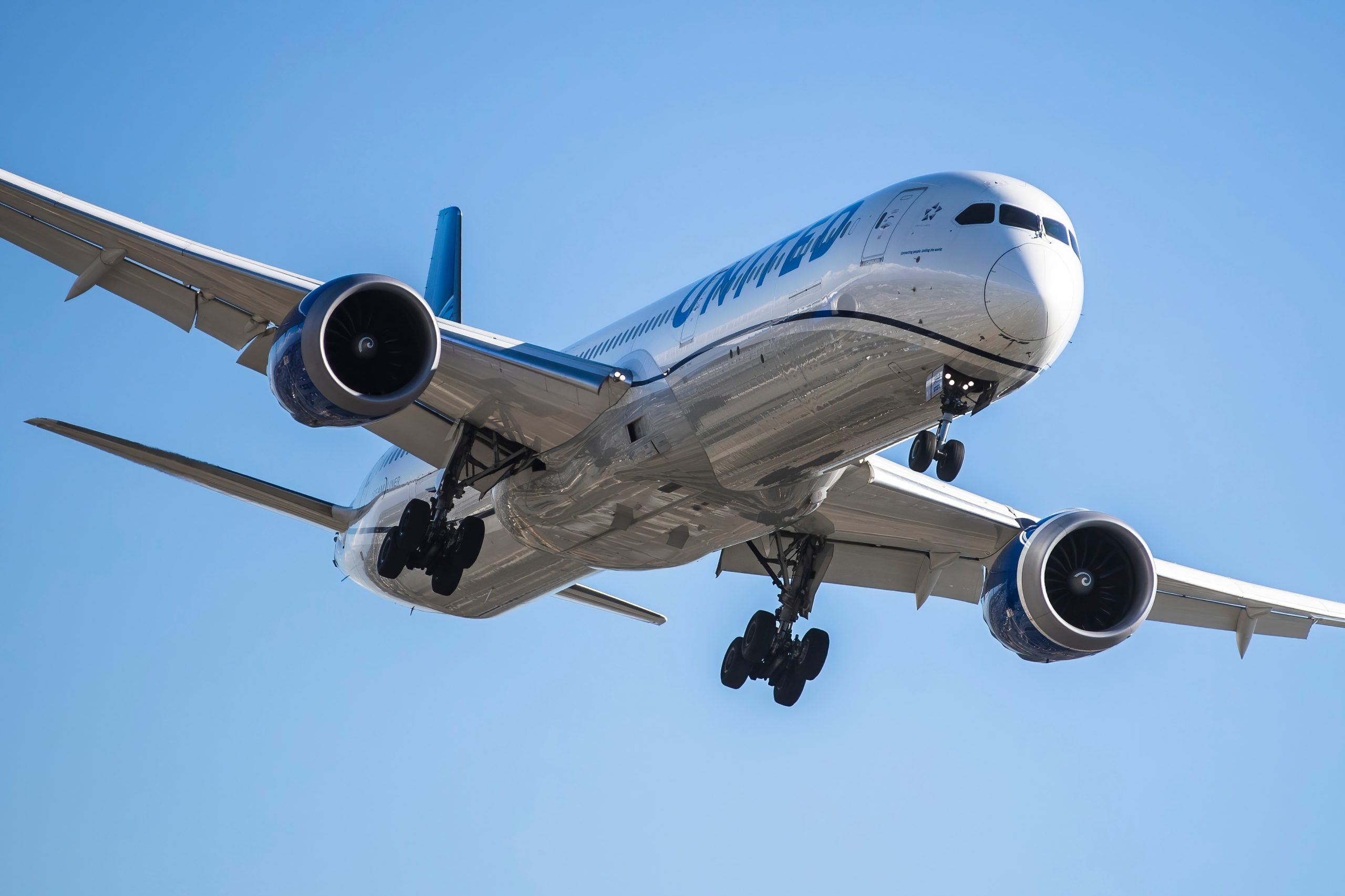 Samolot lecący w 14-godzinną podróż do Chin musiał zawrócić po 2 godz. lotu, bo pilot zapomniał paszportu!