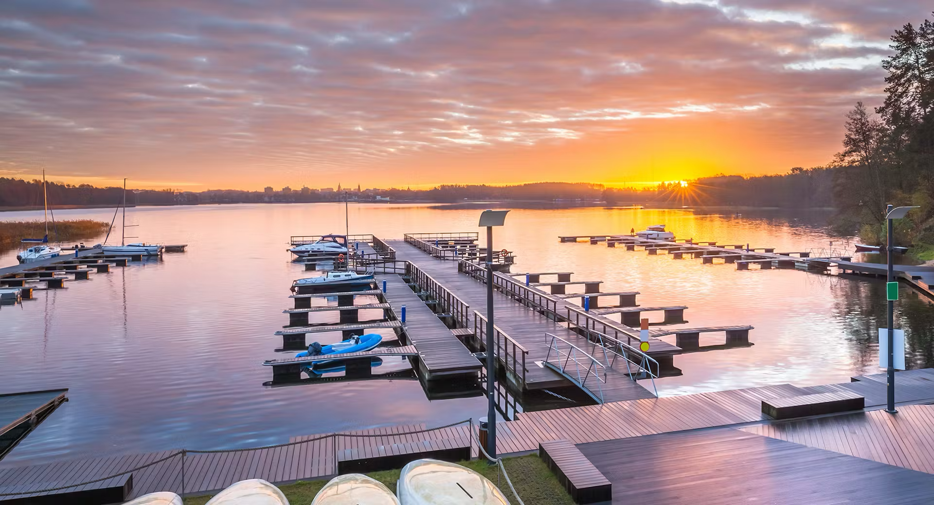 Hilton w Olsztynie 🏙️ Stylowy wypoczynek w centrum 🧒 Śniadania w cenie 🍳