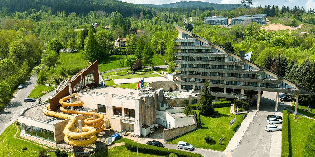 Świeradów-Zdrój 🏊‍♂️ Aquapark i góry w jednym pakiecie 🏔️ 3* hotel z basenem 🍴🌄