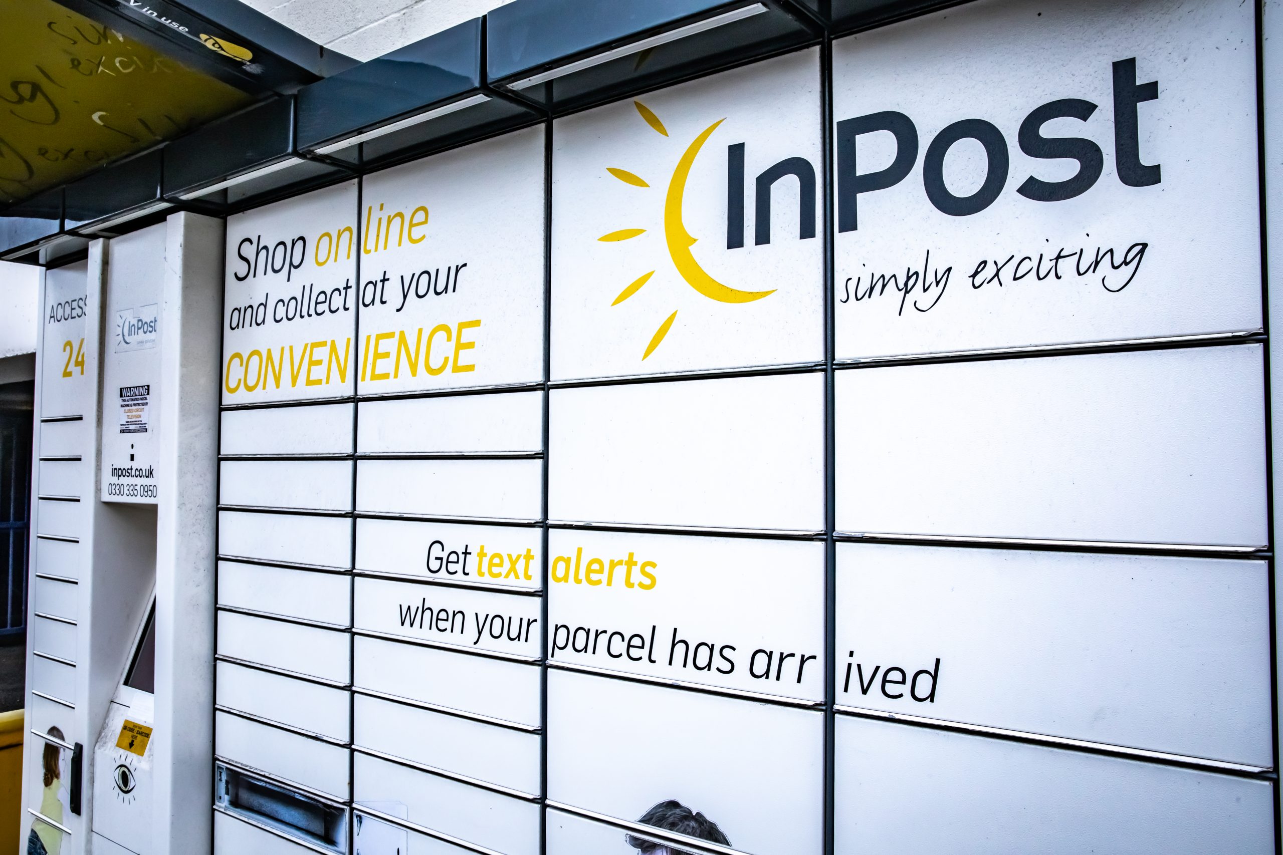 Paczkomat alternatywą dla wykupienia większego bagażu na lot? Przetestowaliśmy to sami. I… to nie takie proste