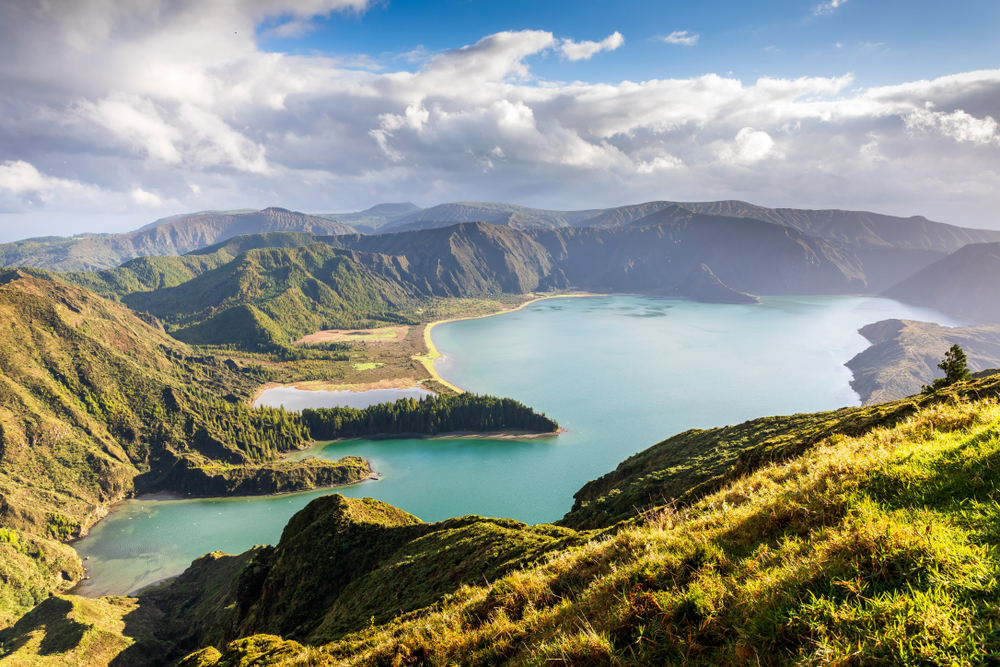 🔥 Wspaniały eurotrip za 448 PLN 🌍 Azory 💚 Bruksela 🍟 Londyn 💂 w jednej podróży ✈