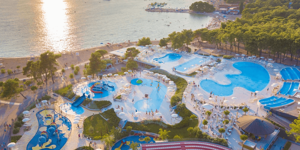 Chorwacki resort z 9 basenami 🌊🏊‍♂️ Loty i 6 noclegów blisko Adriatyku za 1300 PLN 😎