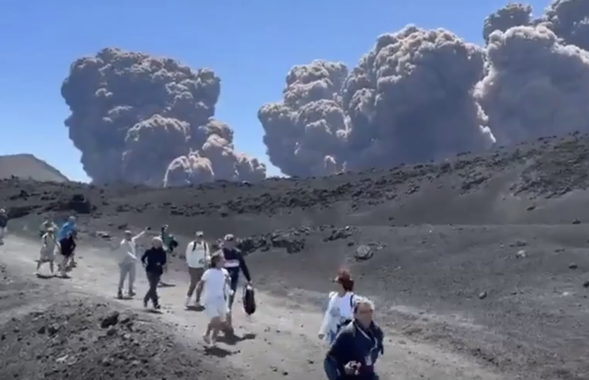 Potężna erupcja Etny na Sycylii! Spanikowani turyści uciekali spod wierzchołka słynnego wulkanu