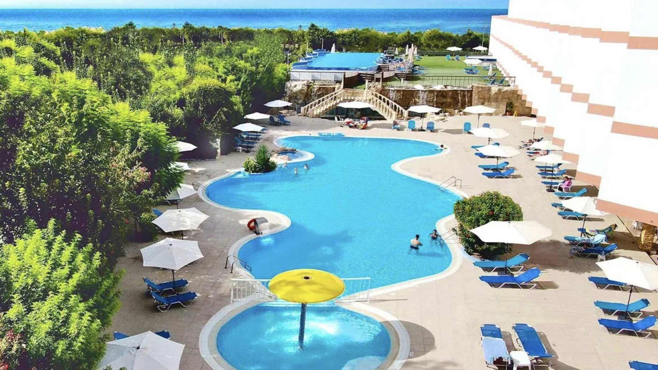 Kąpiel w słońcu i drink z palemką 🍸☀️ Wakacje na Cyprze w 4* hotelu z all inclusive od 2099 PLN 🌴😍