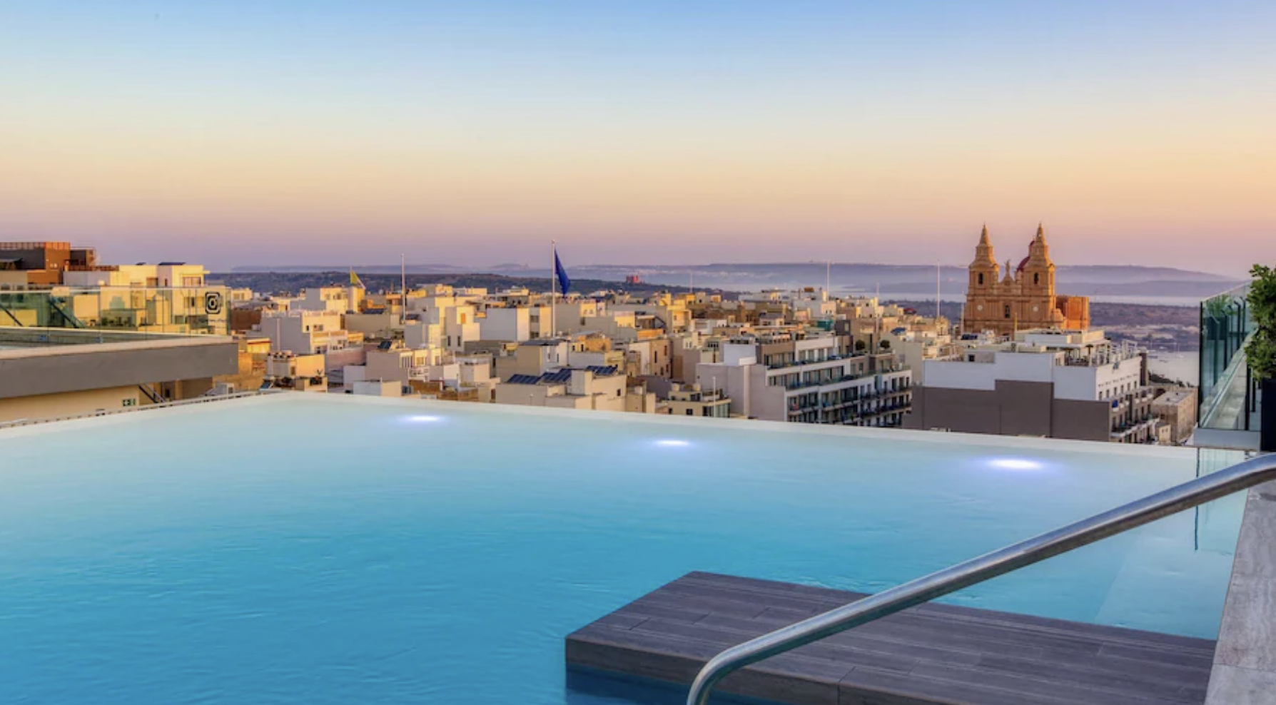 Wakacyjny luksus na Malcie 🏝️🌞 Loty + 4* hotel ze spa i basenem na dachu za 1396 PLN✨🇲🇹