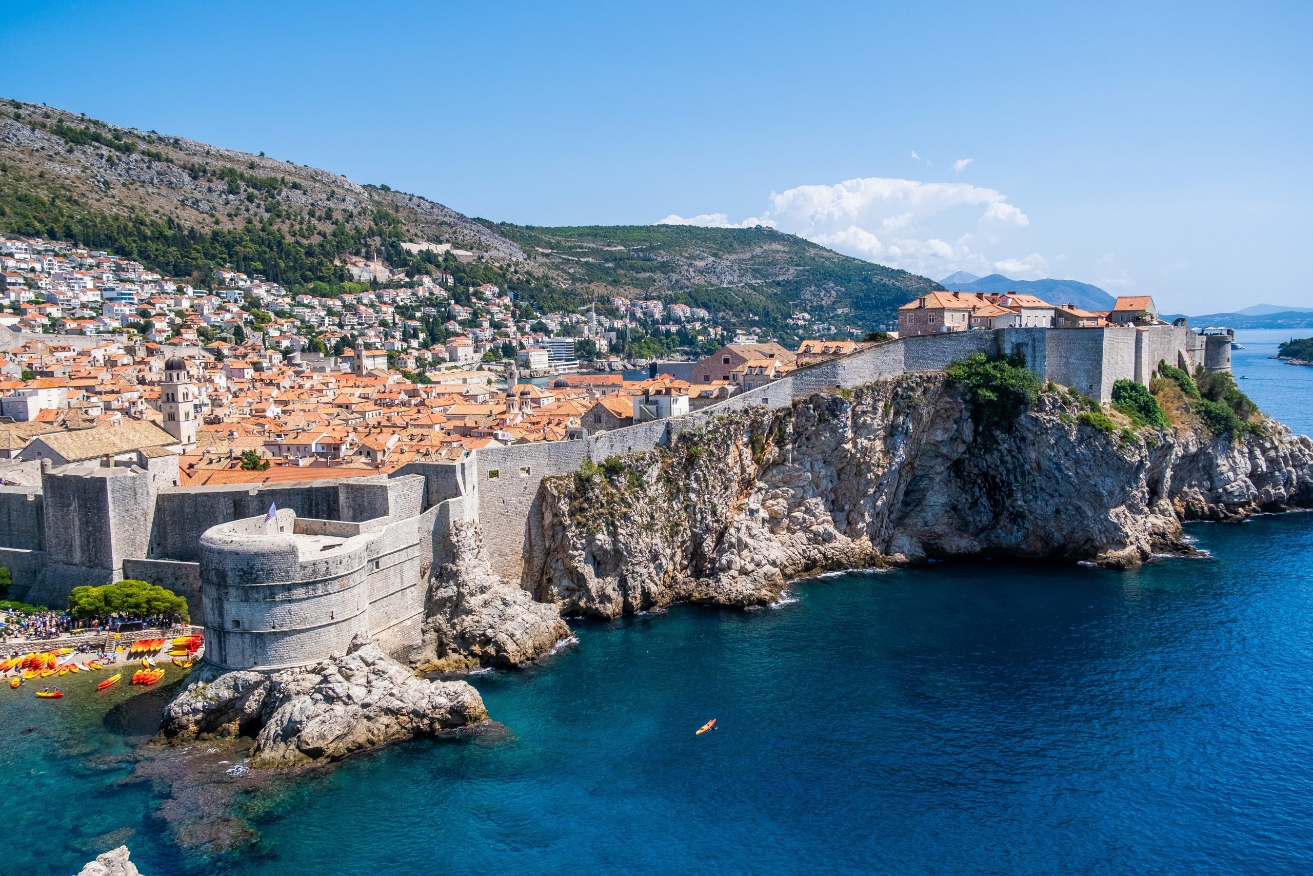 Wakacje w sezonie czy poza nim? Sprawdziliśmy ceny i… różnice są ogromne!