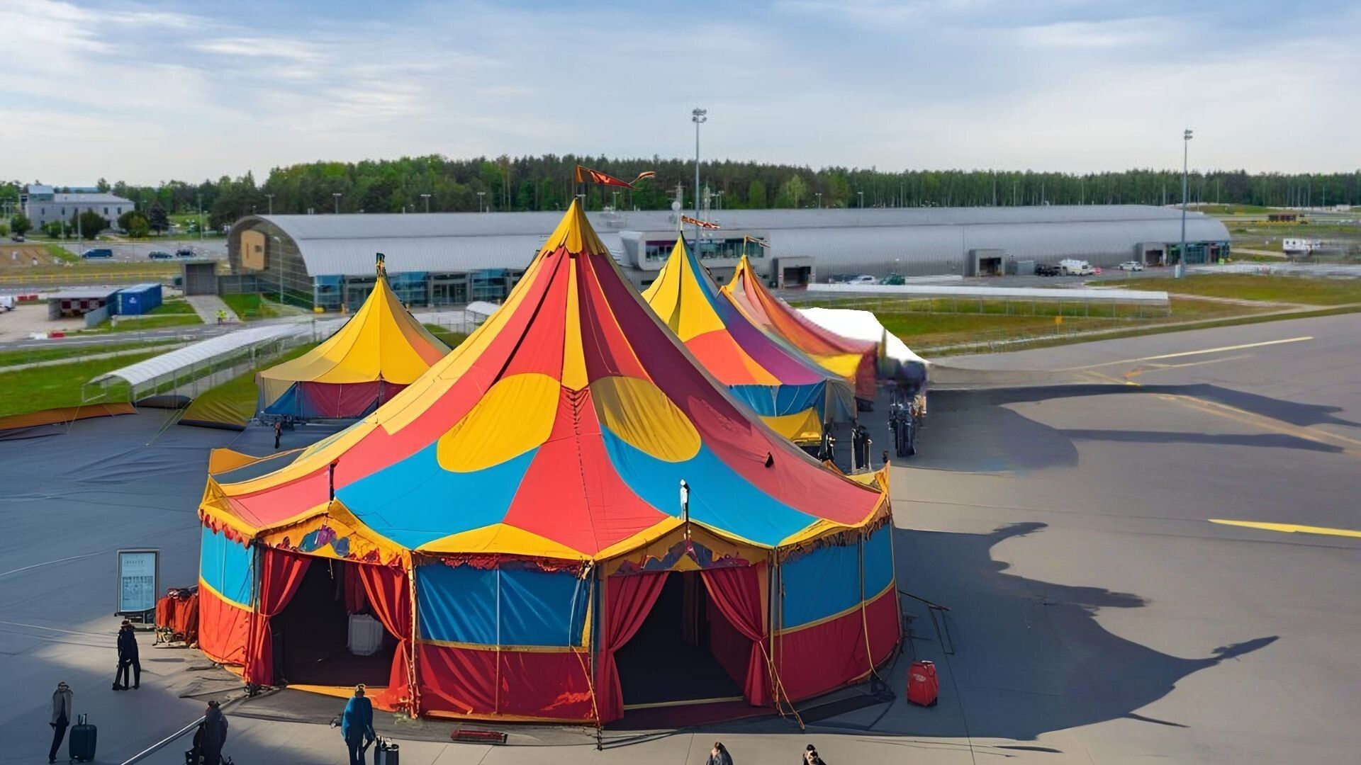 W Modlinie na lot będziesz czekać w namiotach. Prowizoryczny „terminal” może tu stanąć już za rok