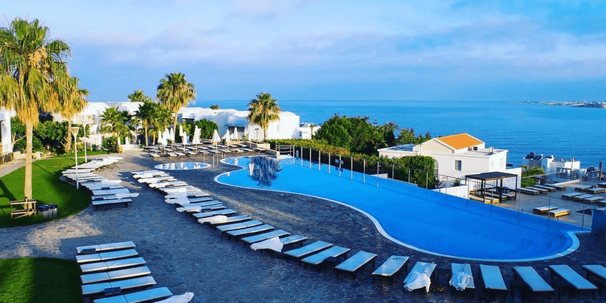 Wczasy na Cyprze 🏝️ Hotel z 3 basenami przy plaży za 2687 PLN