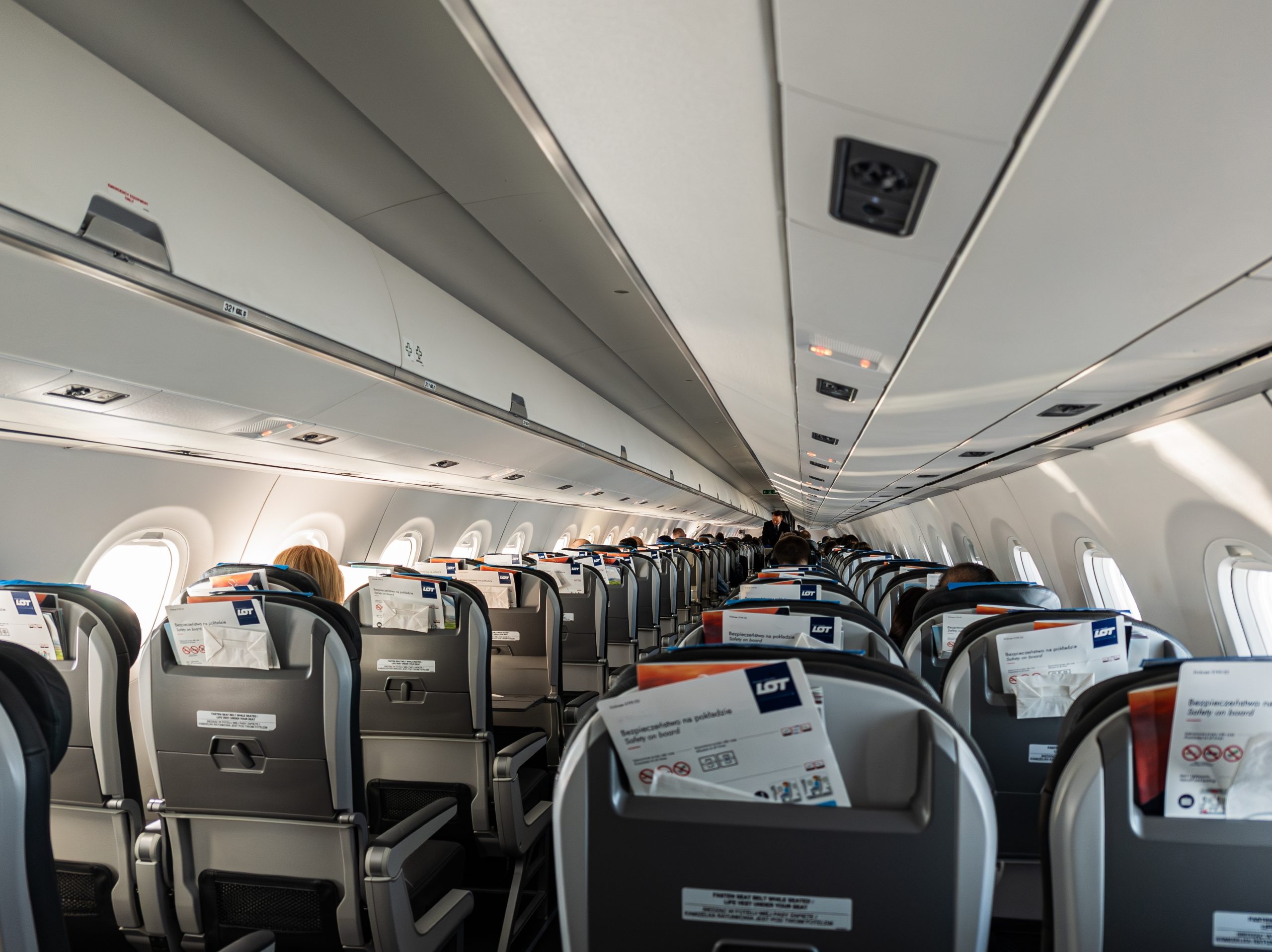 W nowych samolotach LOT poczujesz się jak w Ryanairze i Wizz Airze. Będzie ciasno!