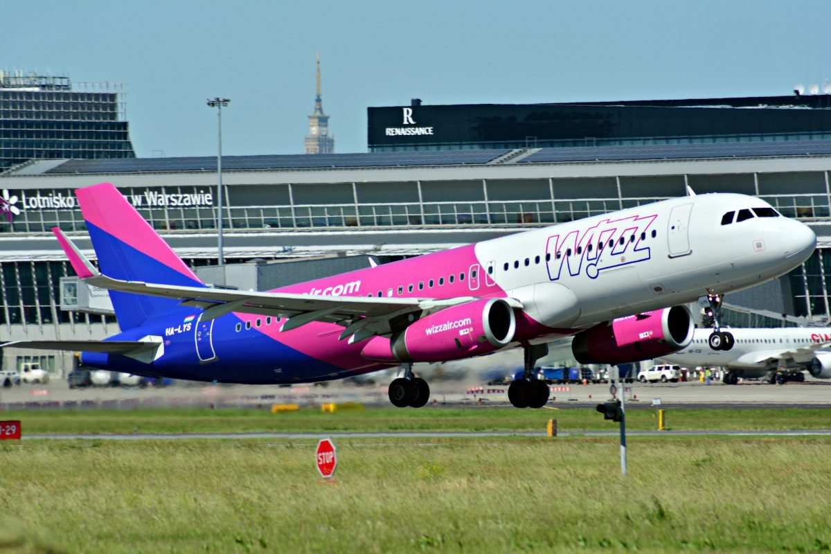 Czy Wizz Air zagina czasoprzestrzeń? Na trasie do Polski czas lotu różni się w zależności od dnia nawet o 50 minut!