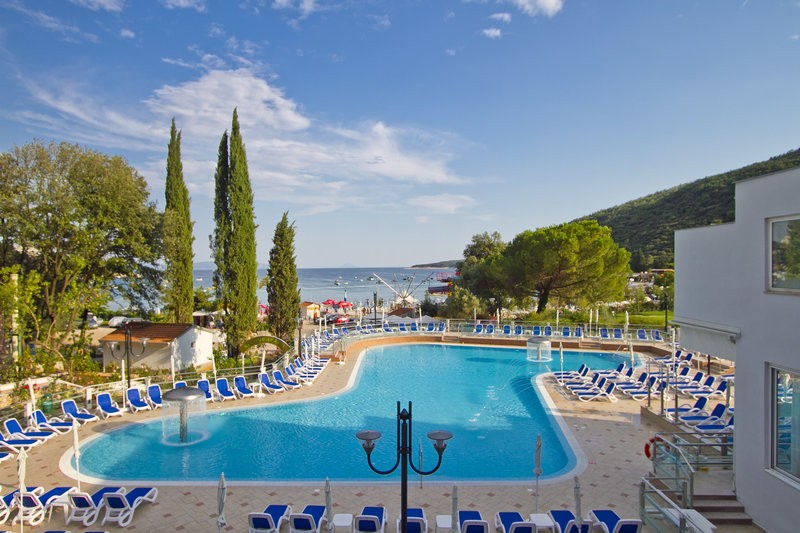 Lato nad Adriatykiem 🏖️🌊 Wczasy w 4* hotelu z wyżywieniem w słonecznej Chorwacji za 2441 PLN 🍽️