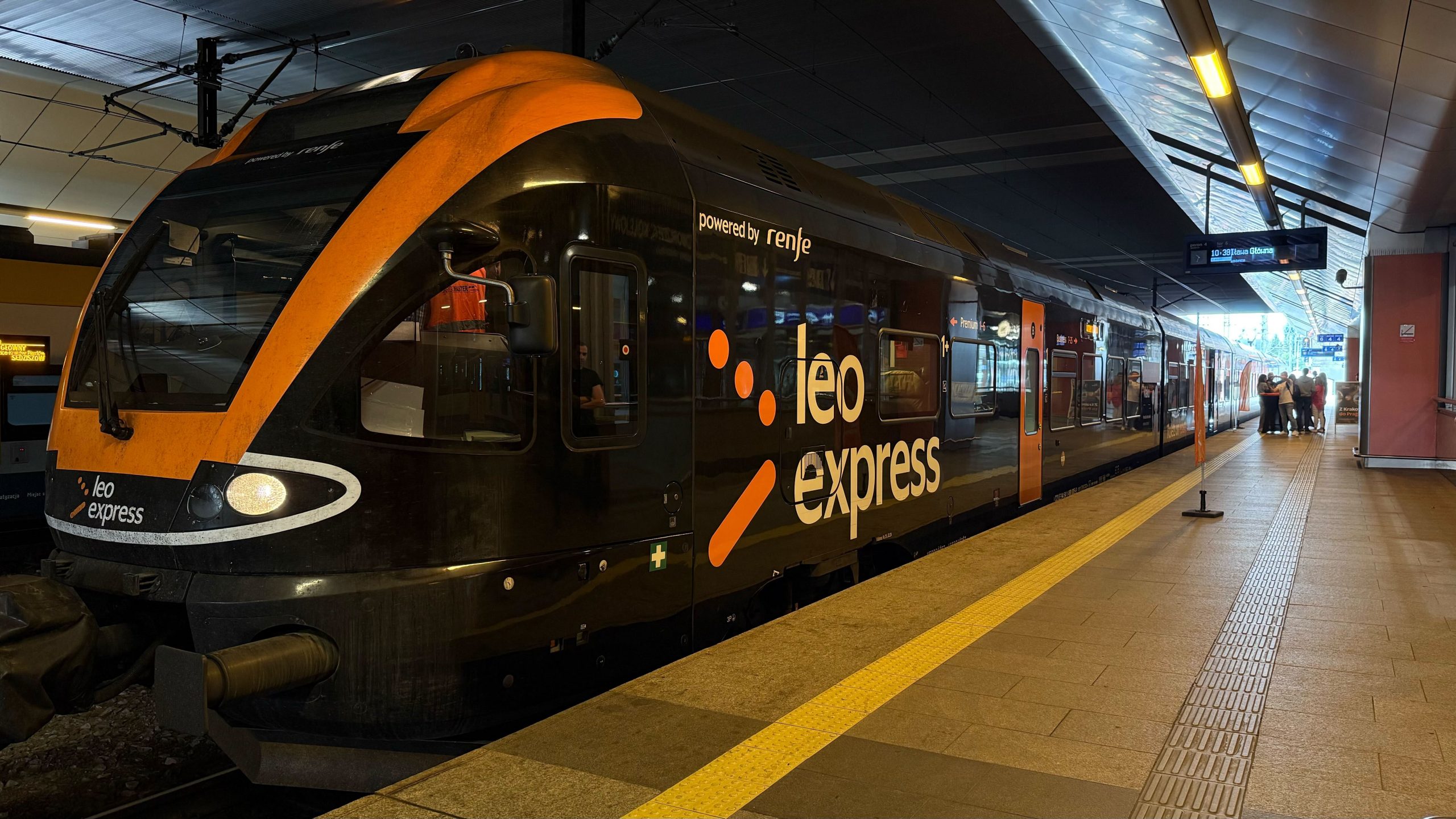 Obiad, nielimitowane napoje, a nawet fotele do spania! Sprawdzamy pociąg Leo Express, który szykuje ekspansję w Polsce