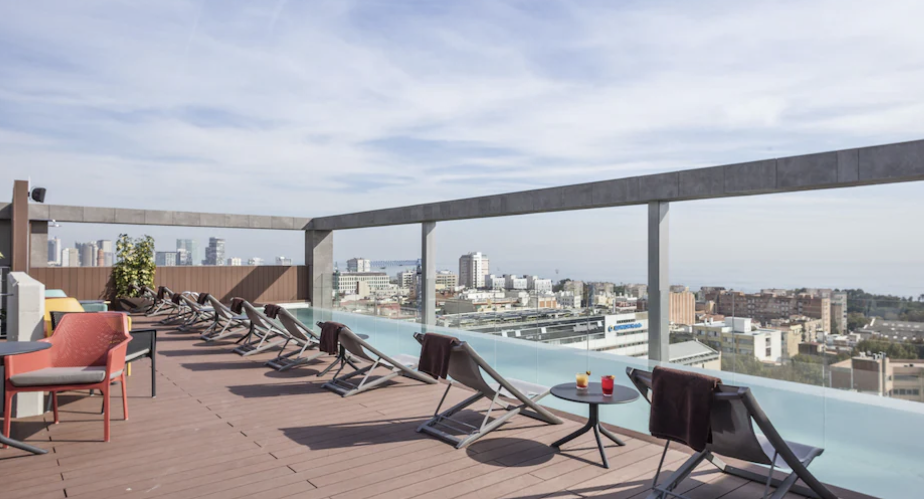 Barcelona z klasą 😎✈️ Loty i bardzo dobry hotel z basenem na dachu za 789 PLN 🏊‍♀️ 🌴