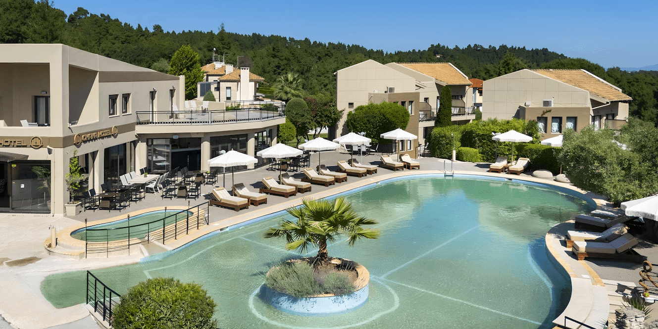 Butikowy relaks na Chalkidiki 🥰 Hotel tylko 350 metrów od plaży 🏖️👙 Basen i koktajle 🍹