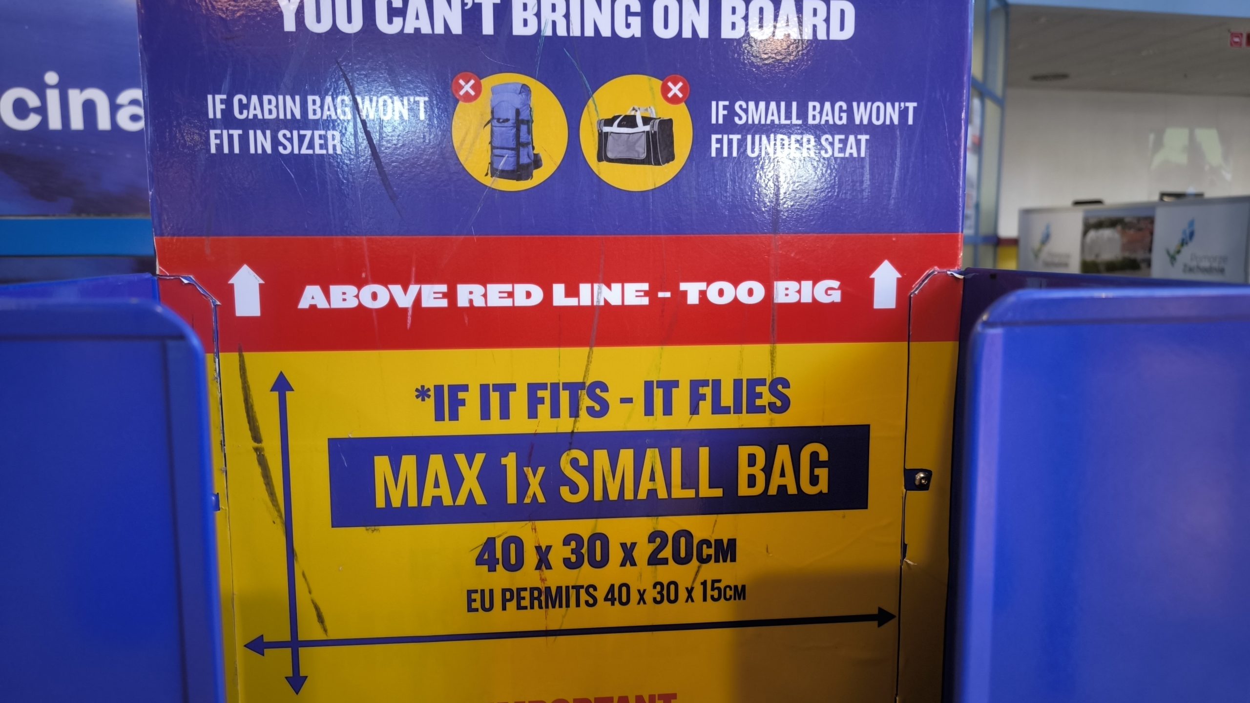 Ryanair zmienił mierniki bagażu podręcznego. O dodatkowej opłacie zadecyduje czerwona linia