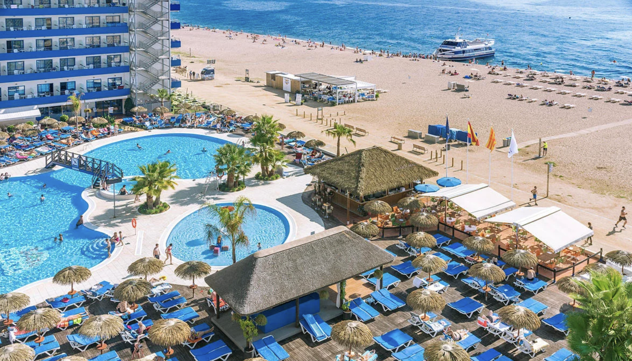 Wczasy na słonecznym Costa Brava 🏖️ Tydzień w 4* hotelu tuż przy plaży z wyżywieniem od 2729 PLN 😍🍹