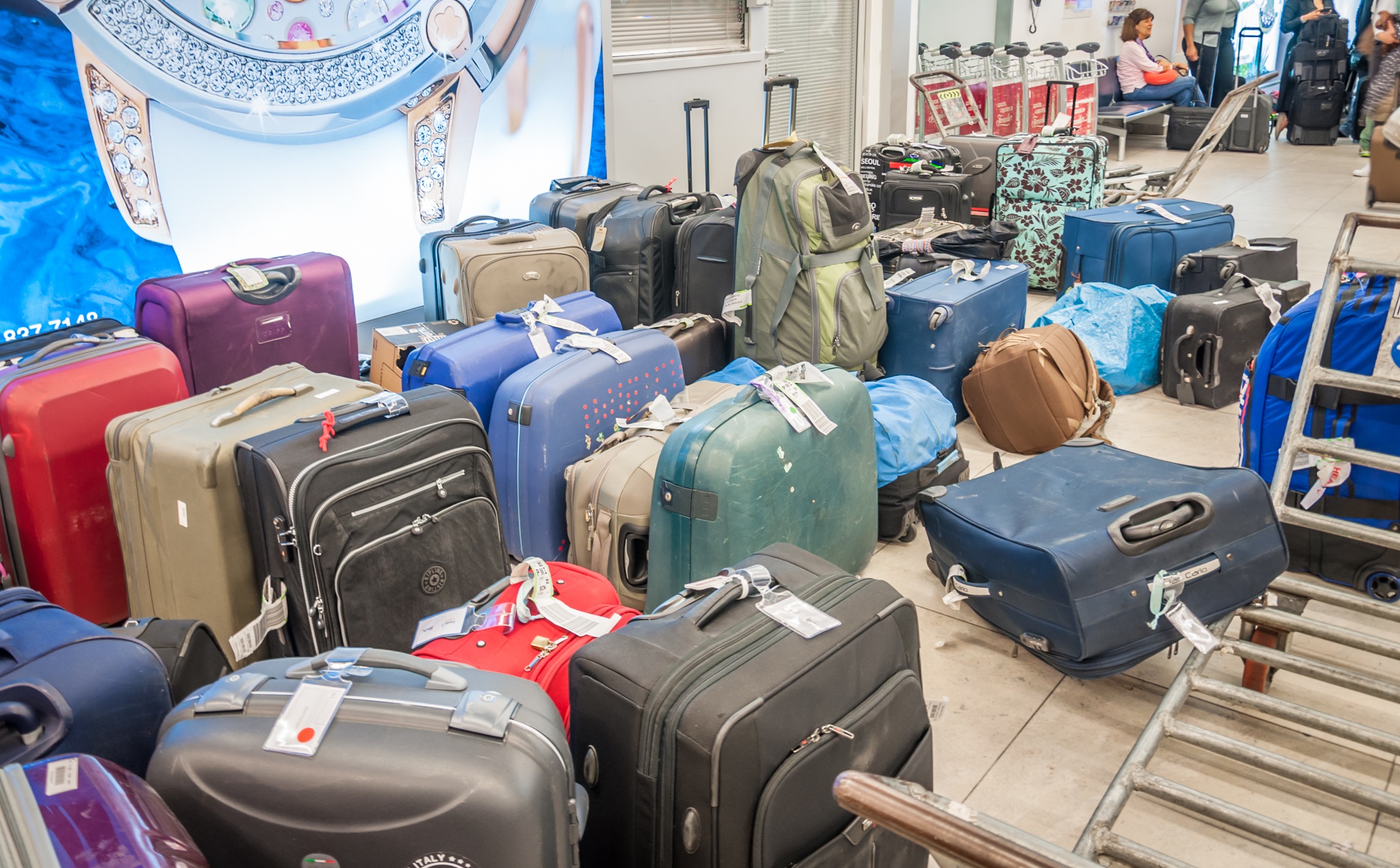 Polecieli na wakacje, ale aż 78 walizek zostało na lotnisku w Pyrzowicach! Bo samolot był… za ciężki