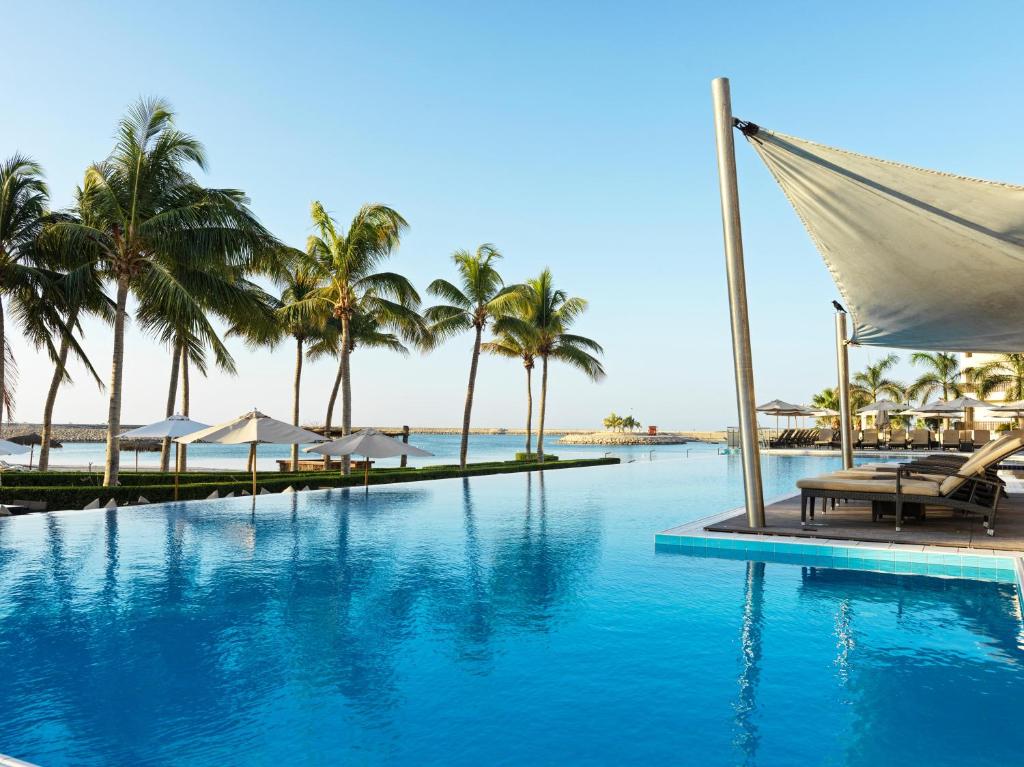 Relaks nad Morzem Arabskim za 2807 PLN 😎 Loty do Omanu i pobyt w 4⭐ hotelu ze zjeżdżalniami 👙🌊💦