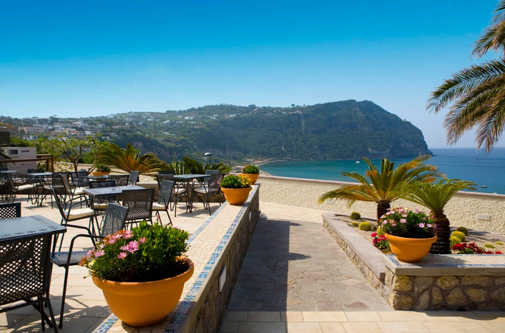 Włoska wyspa Ischia 🌴🏖️ Tydzień w 4* hotelu z termalnymi basenami i widokiem na zatokę za 2779 PLN 🍹✨