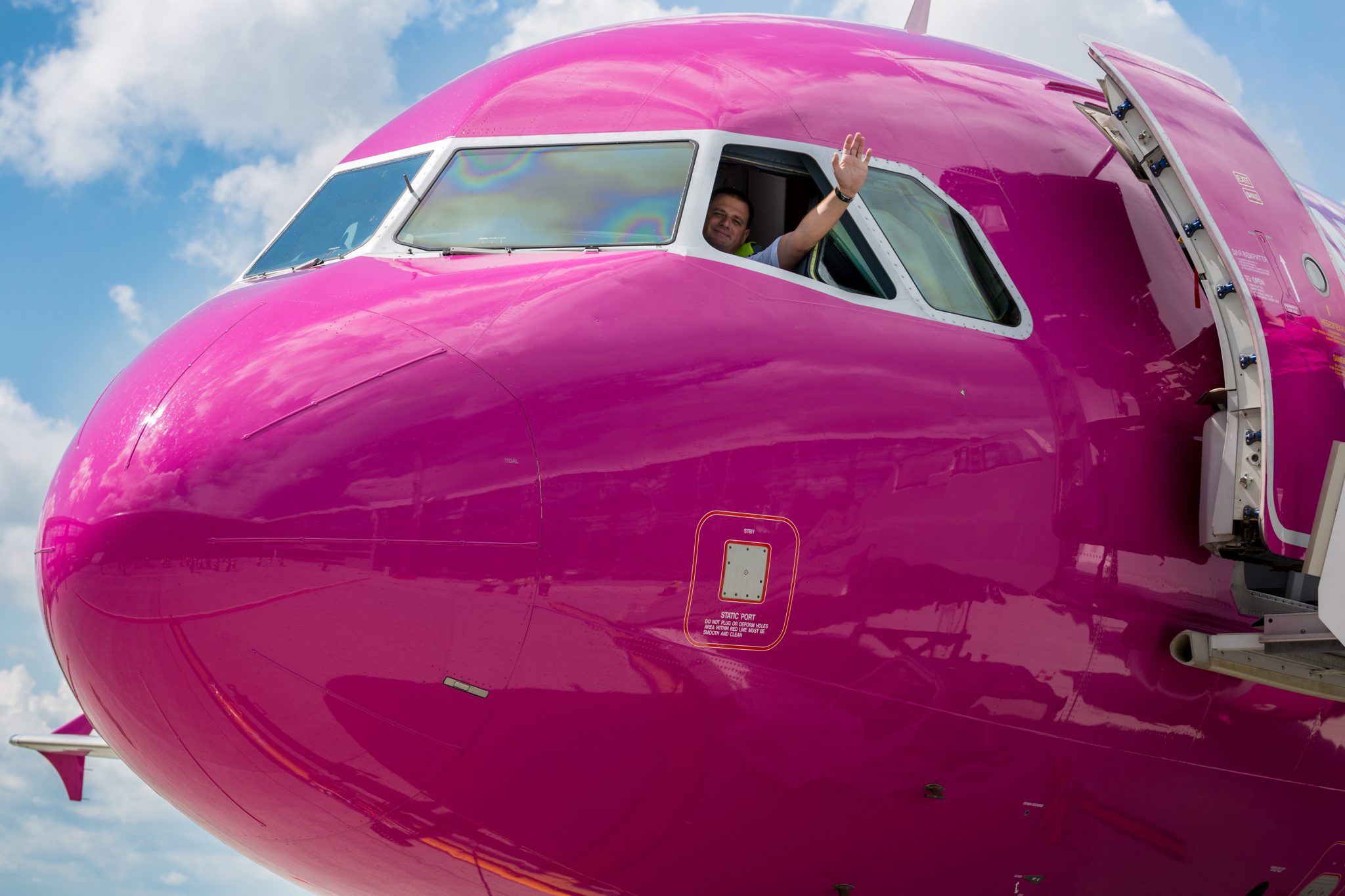 Wizz Air znalazł sobie nowe ulubione lotnisko. Lada moment uruchomi stąd aż 24 nowe trasy!