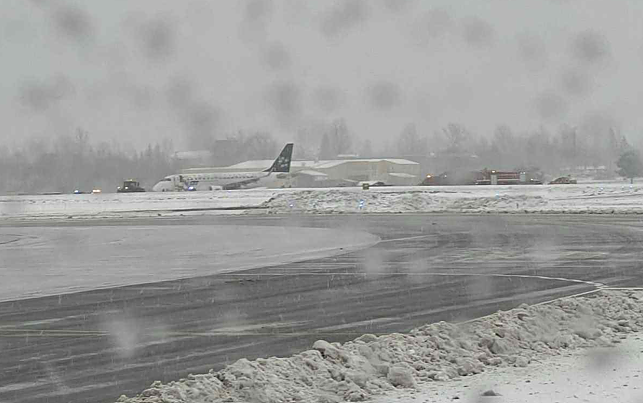 Jak samolot LOT wypadł z drogi kołowania? Mamy nagranie z momentu zdarzenia z lotniska w Wilnie [WIDEO]