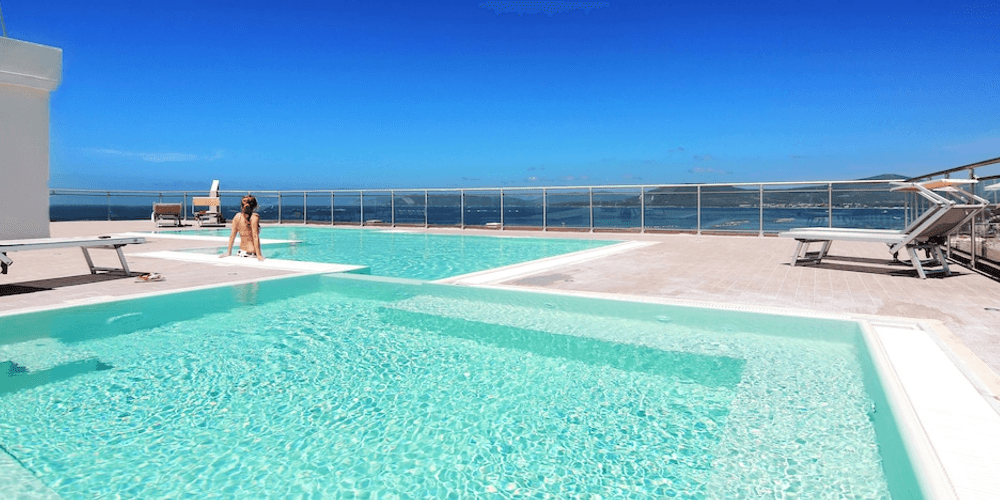 Wiosna na Sardynii za 949 PLN 😎🌊 Loty + ⭐⭐⭐⭐ hotel z basenem na dachu 👙💦