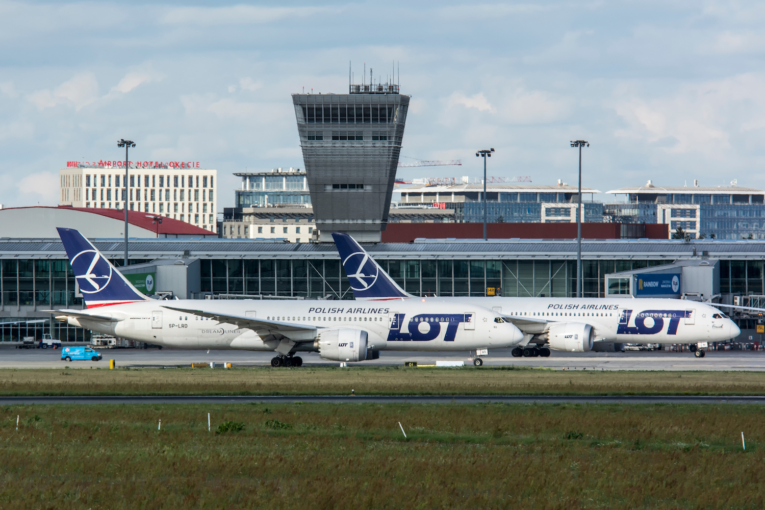 LOT dostanie kolejne samoloty na długie trasy. Chcą przyspieszyć przejęcie Dreamlinerów z Tajlandii, mają też kilka innych opcji