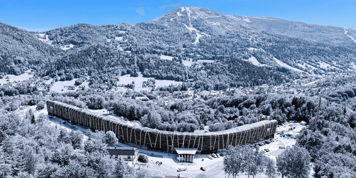 Ferie zimowe i górski aquapark 🏊‍♀️ 4* hotel Mercure z basenem i widokiem na Beskidy 🏔️ Pobyt dzieci gratis! 👨‍👩‍👧‍👦