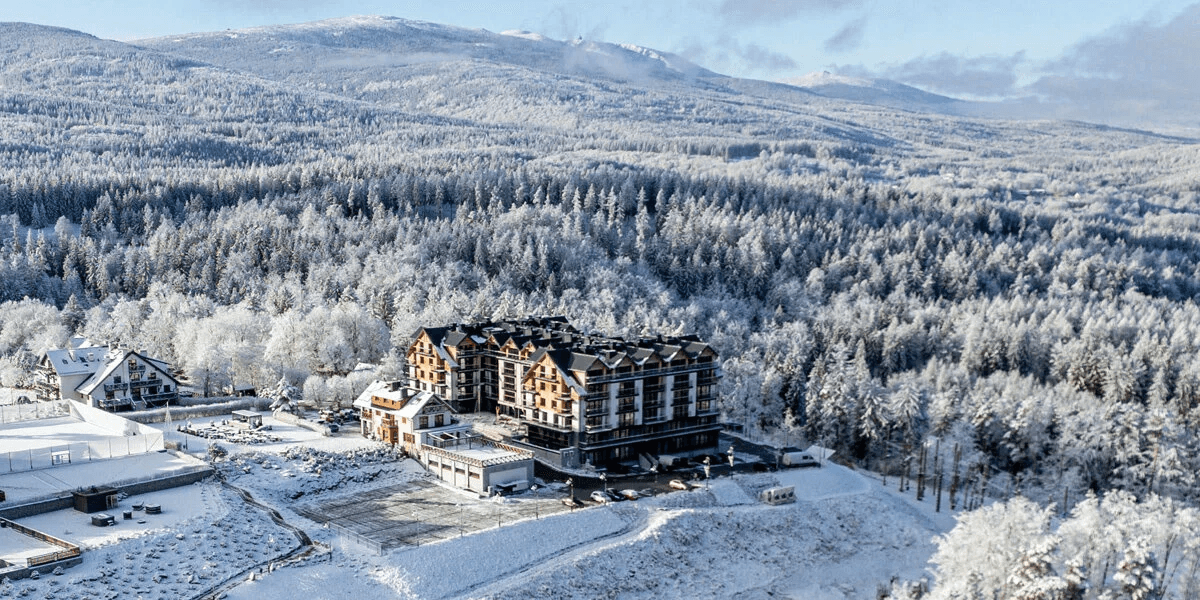 Zimowy wypoczynek w górach 🏔️ Resort z basenem i strefą wellness dla rodzin 🏊‍♀️