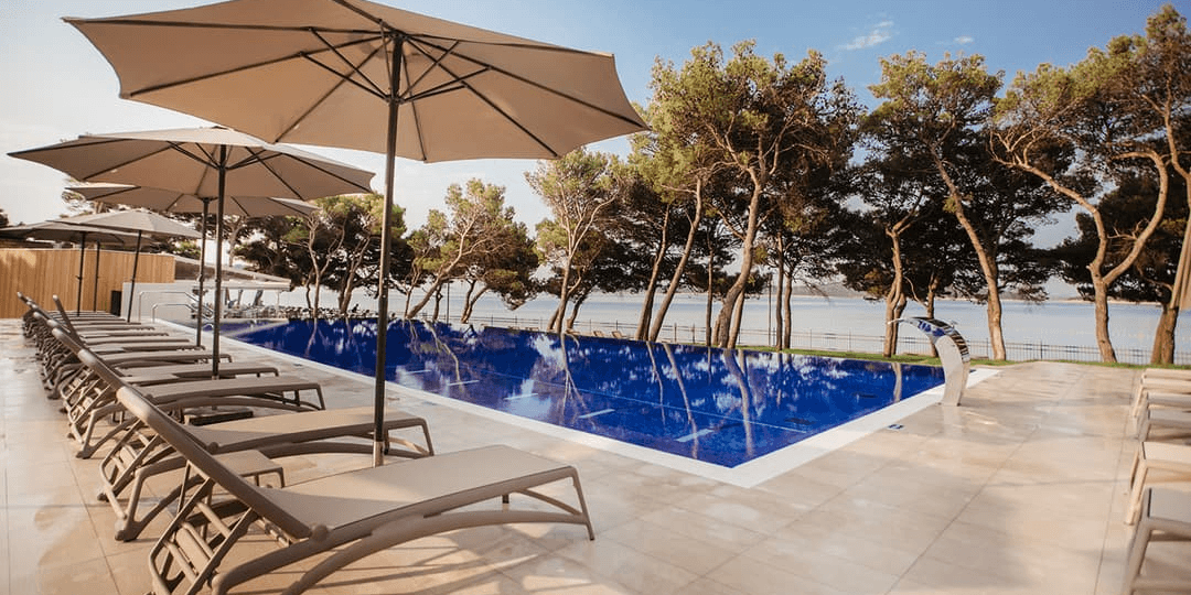 Chorwacki raj nad Adriatykiem 🏝️ 4* hotel przy plaży w Vodice 🌊 All Inclusive 🍹