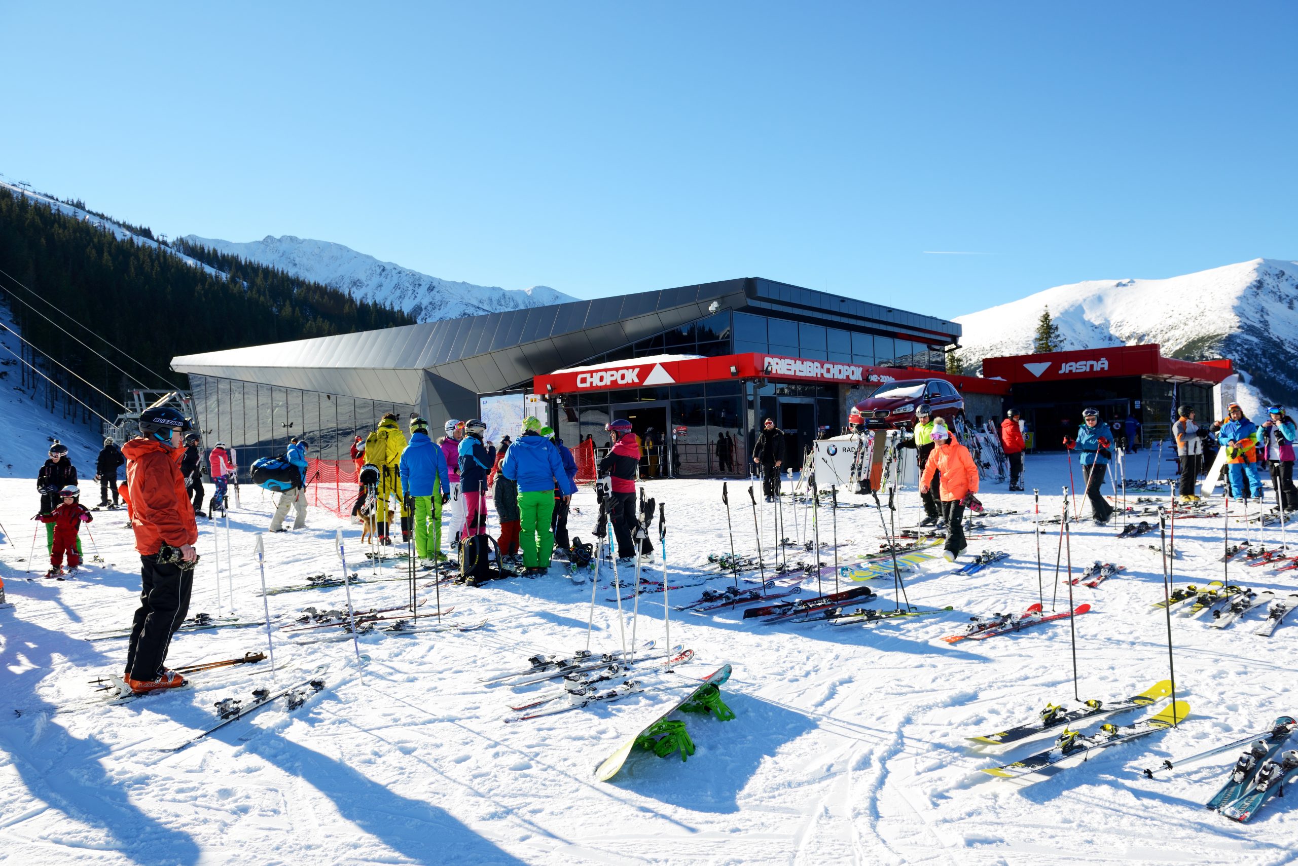 Latem bitwa o leżaki, zimą o miejsce na stoku. Zdjęcia z kolejki do wyciągu podbijają Internet