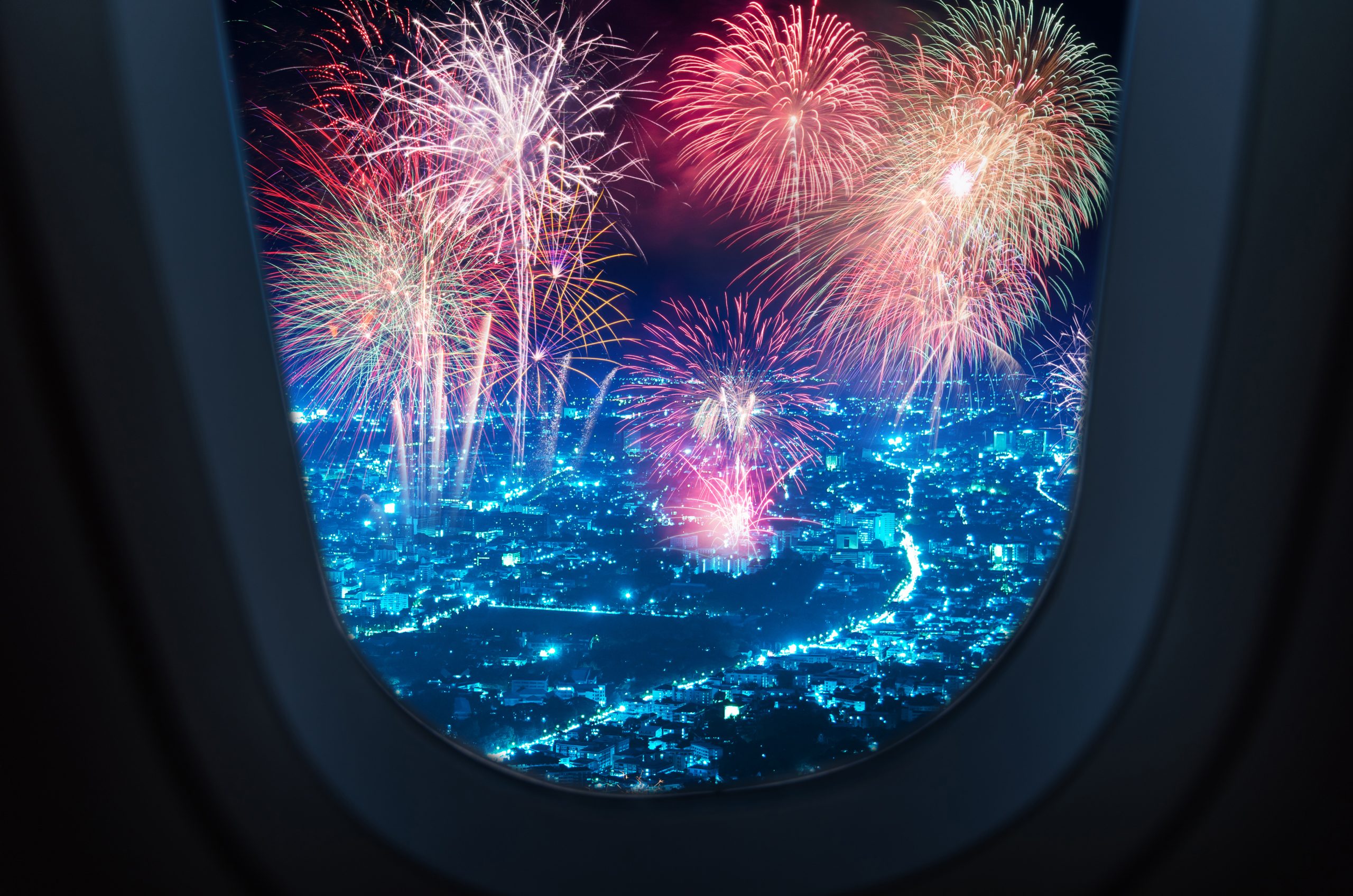 Spektakularny pokaz fajerwerków z pokładu Wizz Aira. Pilot zrobił pasażerom noworoczny prezent