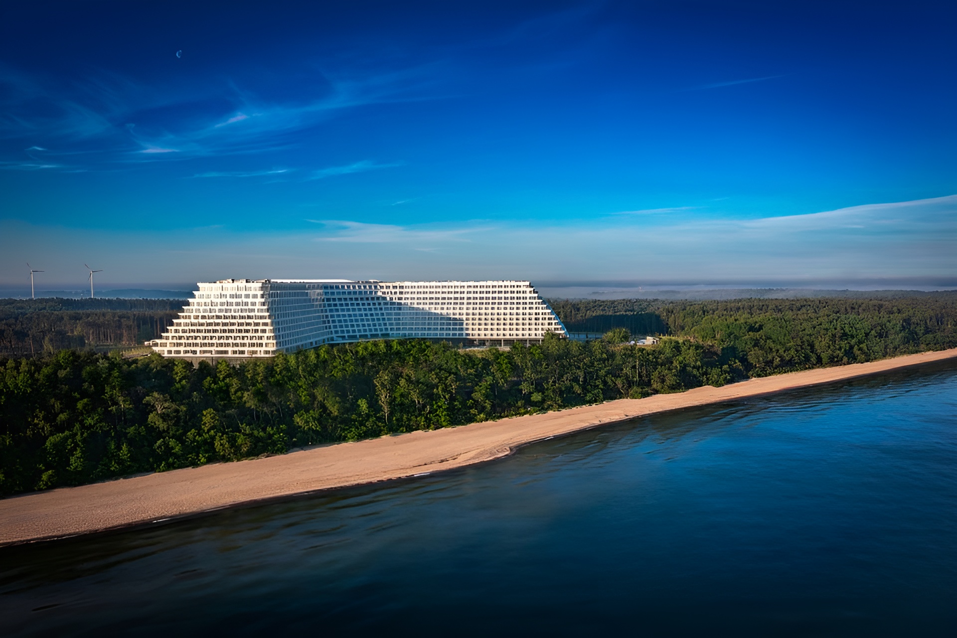 Nadchodzi koniec budowy największego hotelu w Polsce. Gołębiewski rozpoczął rekrutację pracowników