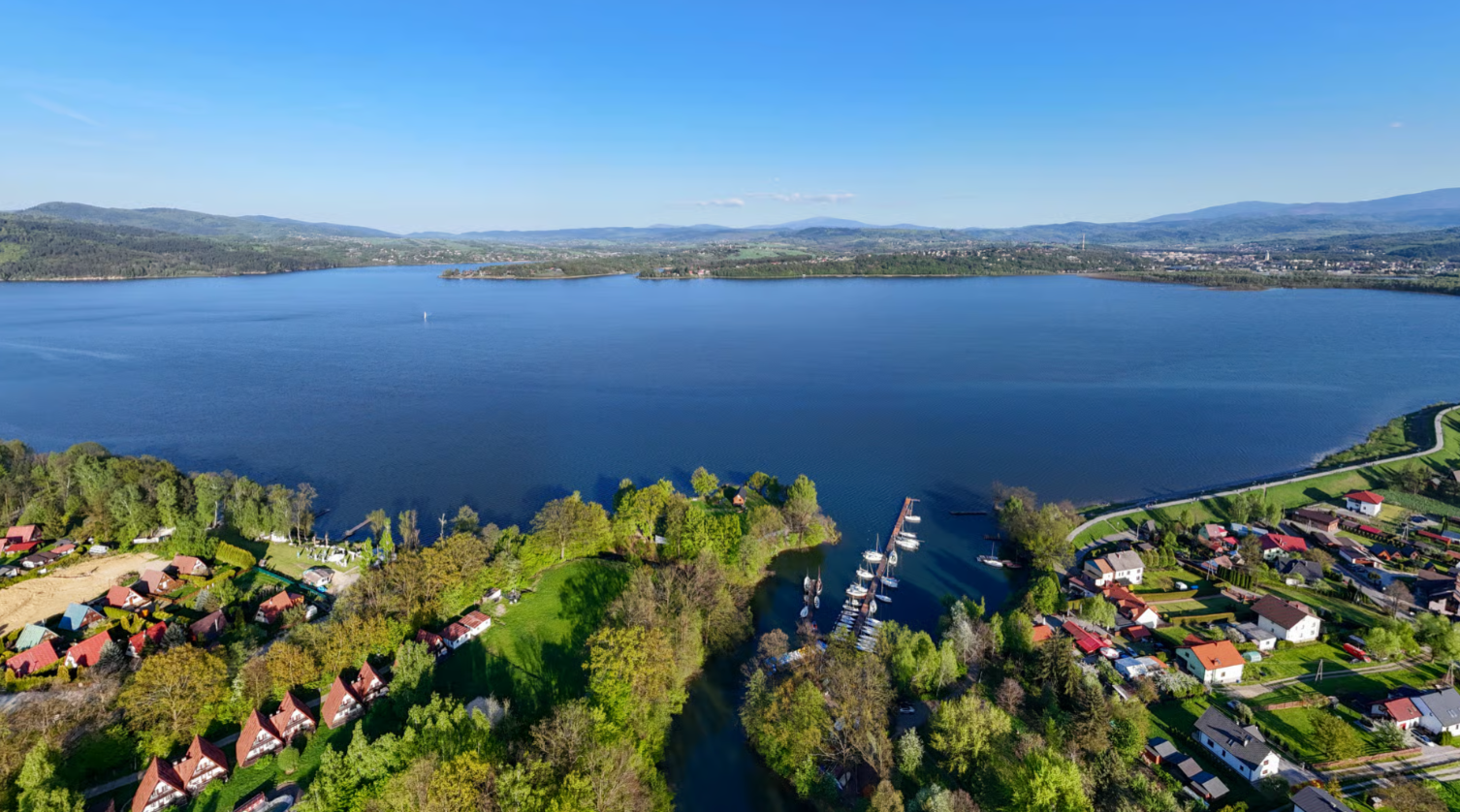 Beskidy nad taflą jeziora 🏞️ Apartamenty ze śniadaniami, sauną i widokiem na wodę 🛶