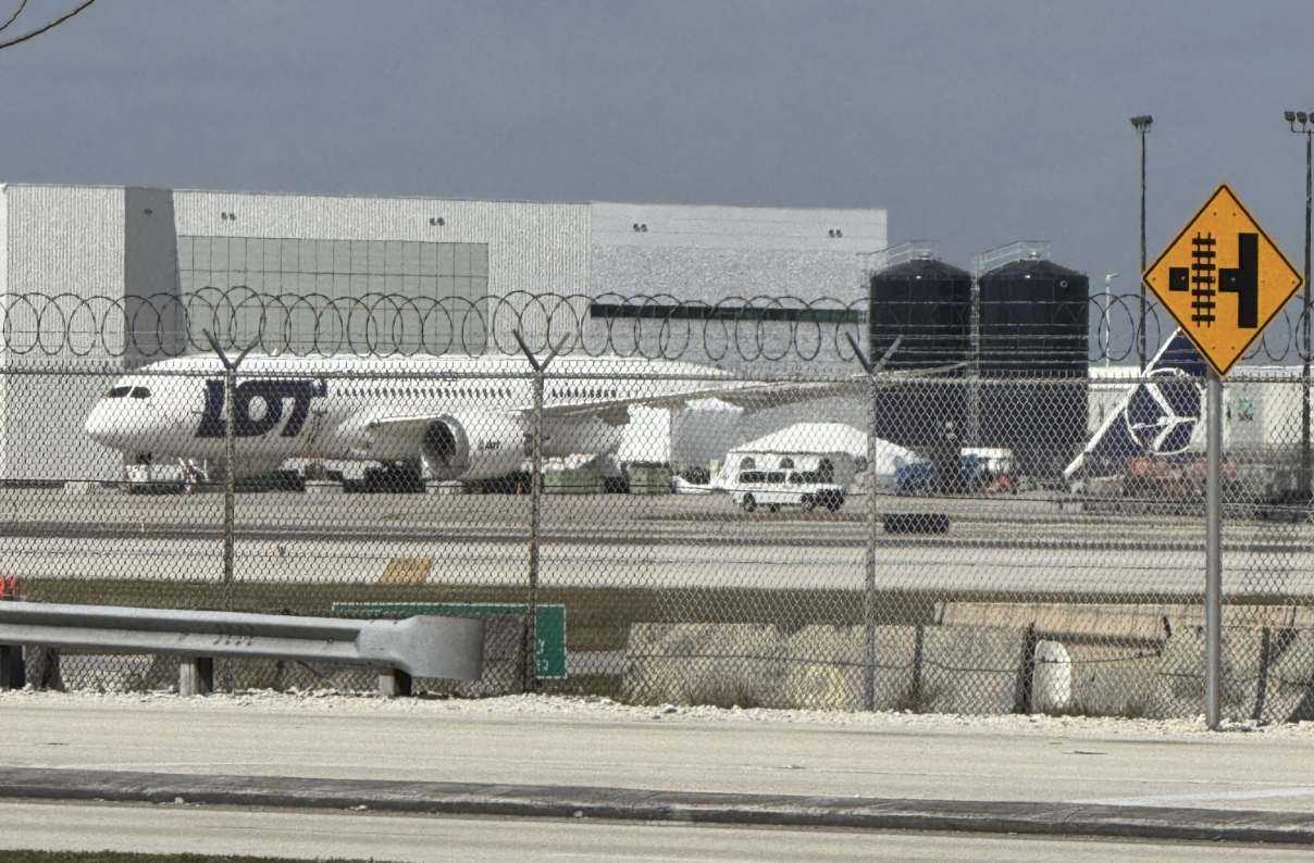 Uszkodzony Dreamliner LOT wciąż uziemiony w Miami. Stoi tam od końca grudnia – nowe zdjęcie nie napawa optymizmem