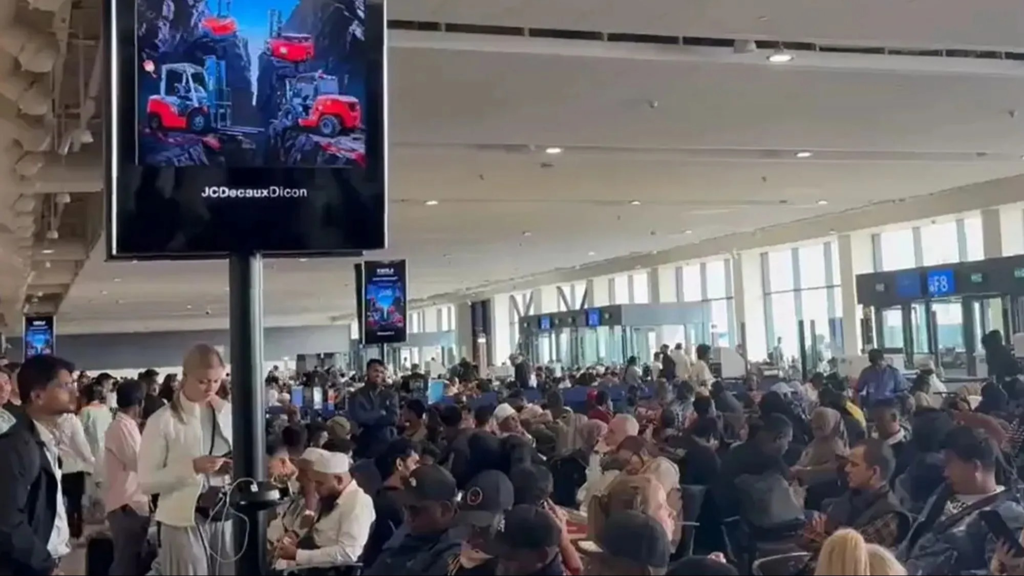 Dubaj i największe lotniska w regionie zamknięte po ataku na Iran. Turyści z Polski utknęli, narzekają na chaos i brak informacji