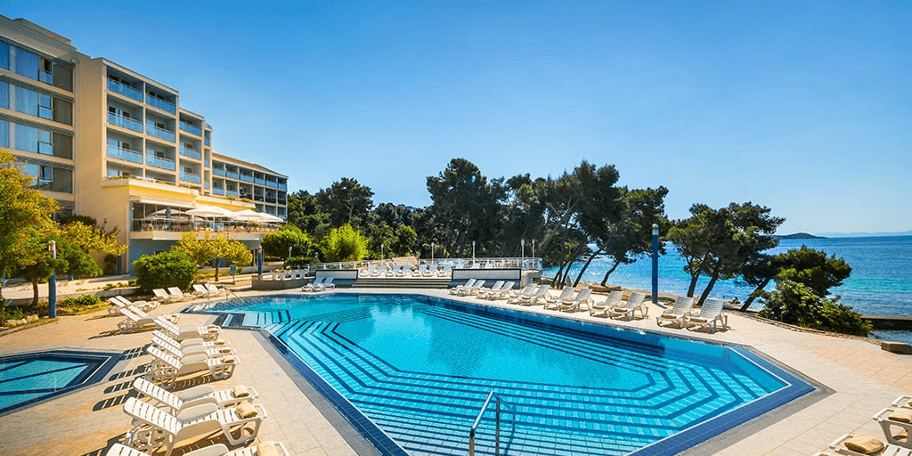 Chorwacka plaża i śniadania z obiadokolacjami 🏖️🍽️ Wypoczynek w Orebić za 1909 PLN 🌊🐚