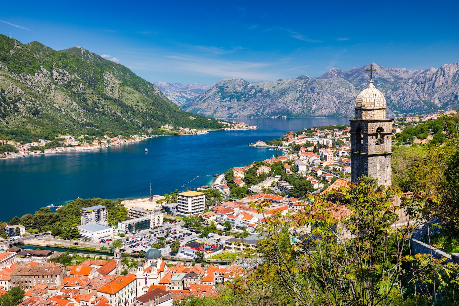 Poczuj bałkański klimat nad Zatoką Kotorską 🇲🇪 ☀️ Loty i ⭐⭐⭐⭐ aparthotel za 617 PLN ⛰️ 🤩